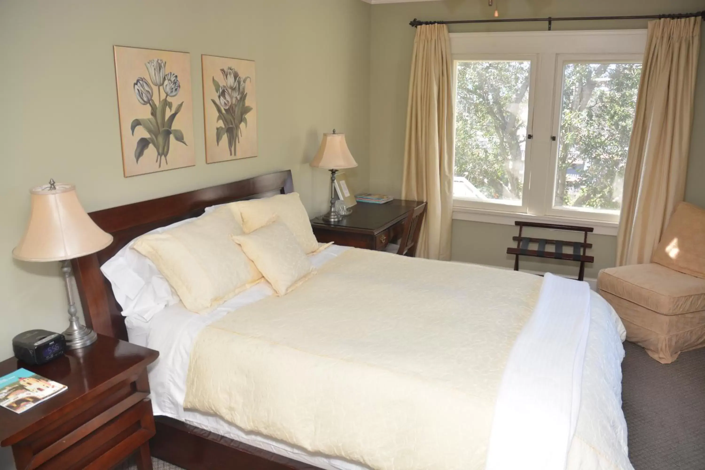 Bed in Arroyo Vista Inn