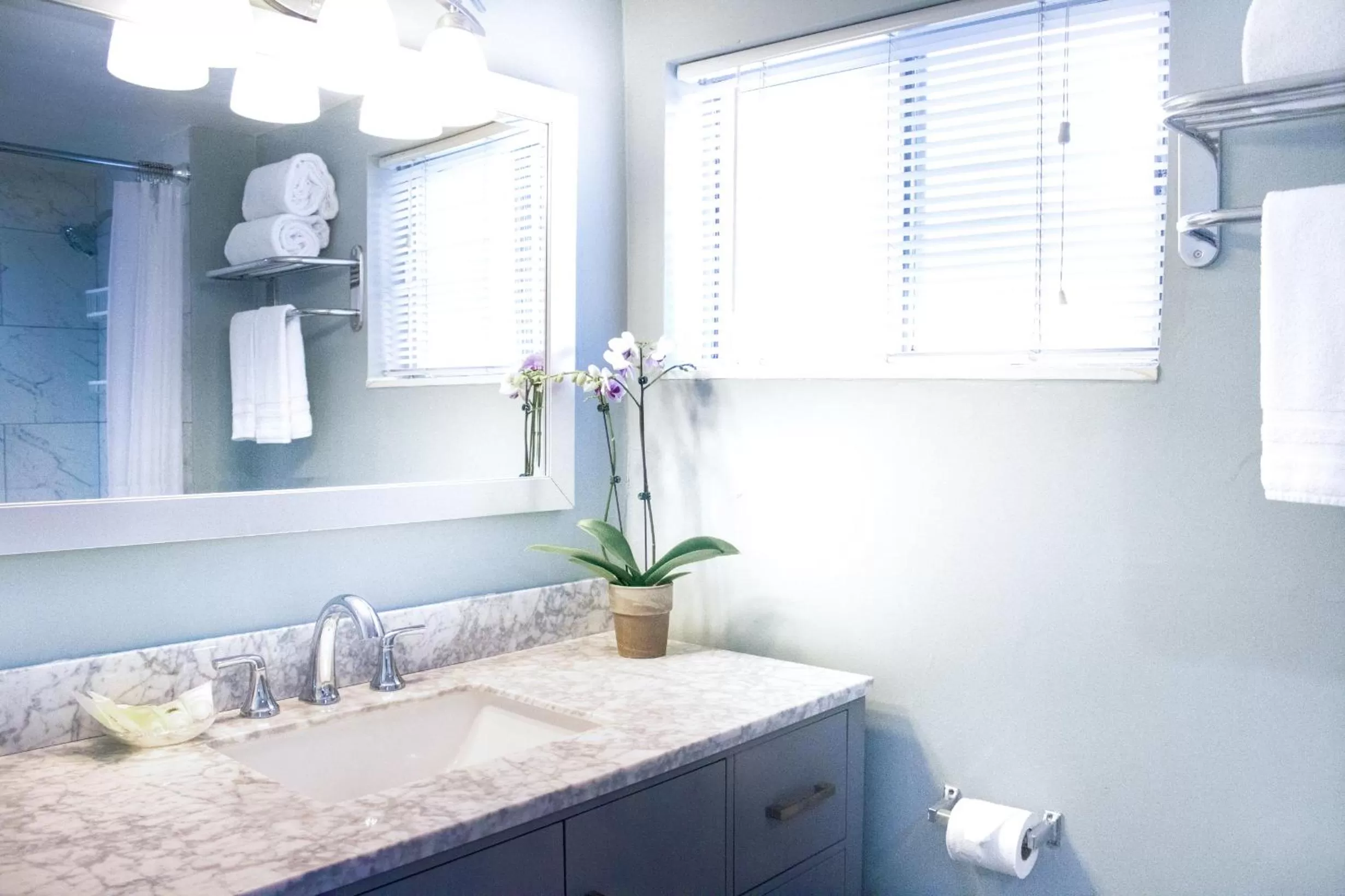 Bathroom in Ocean Echo Inn & Beach Cottages
