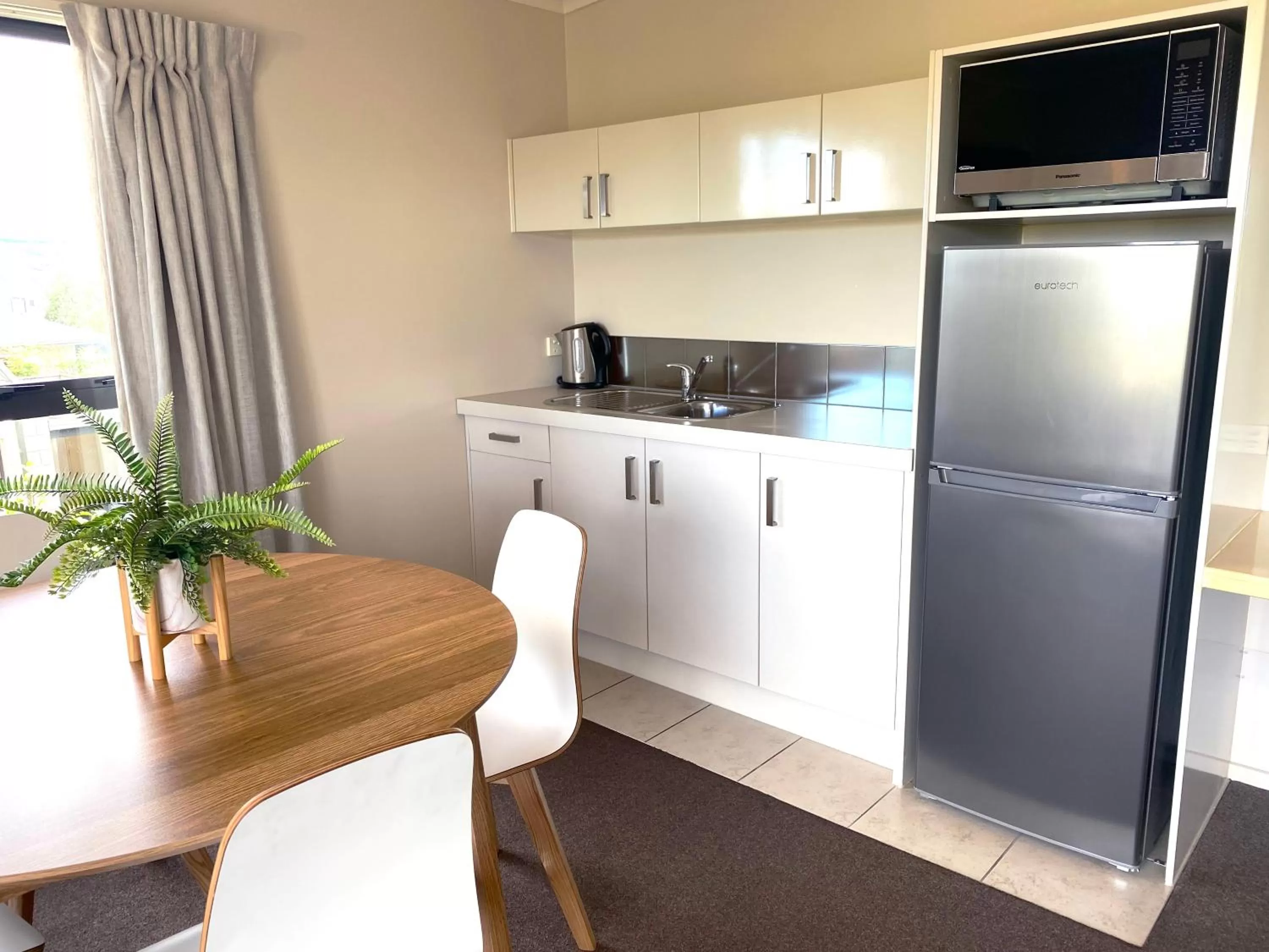 Kitchen or kitchenette in Alpine Lake Motel