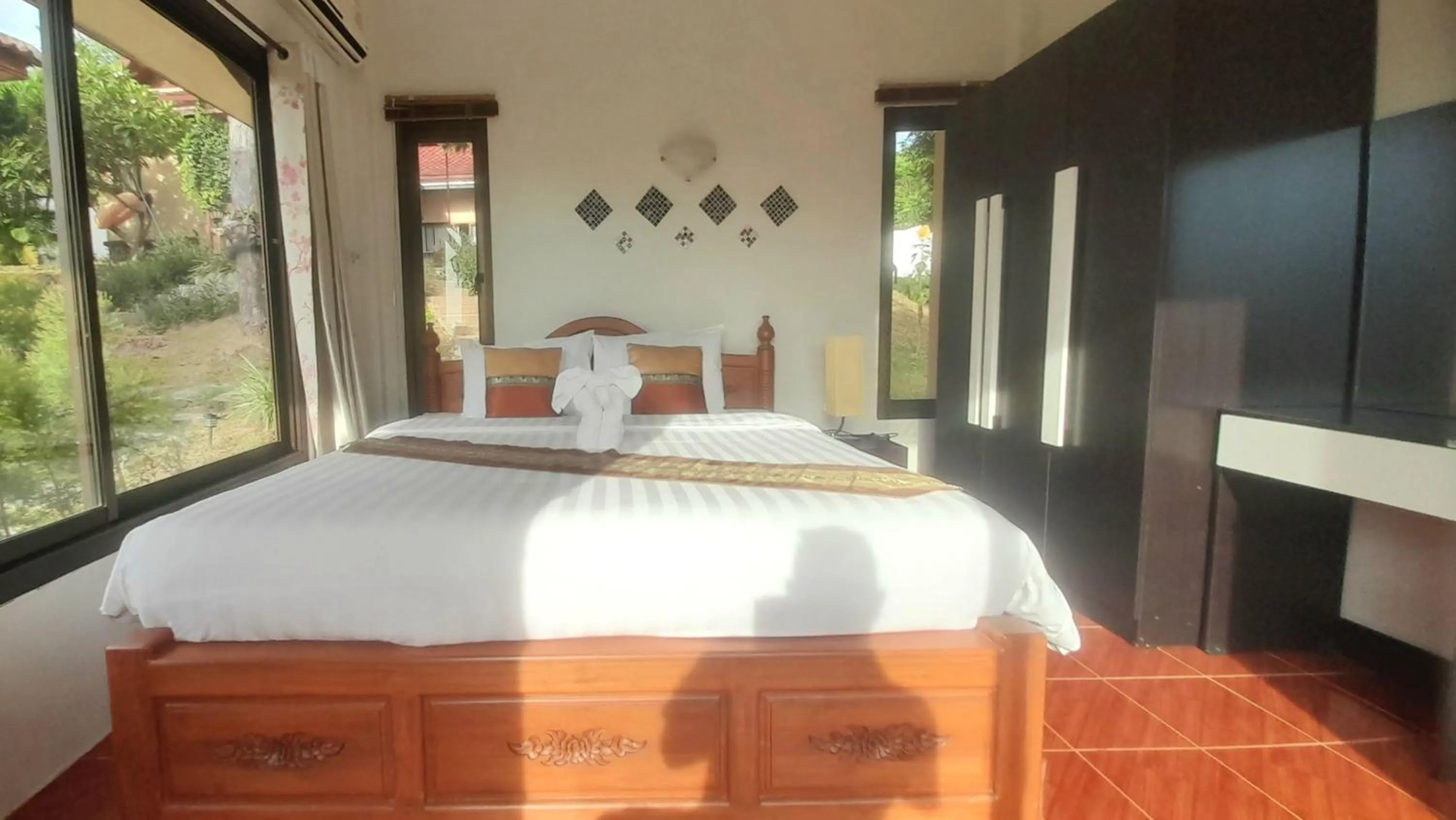 Photo of the whole room, Bed in Samui Diving Resort