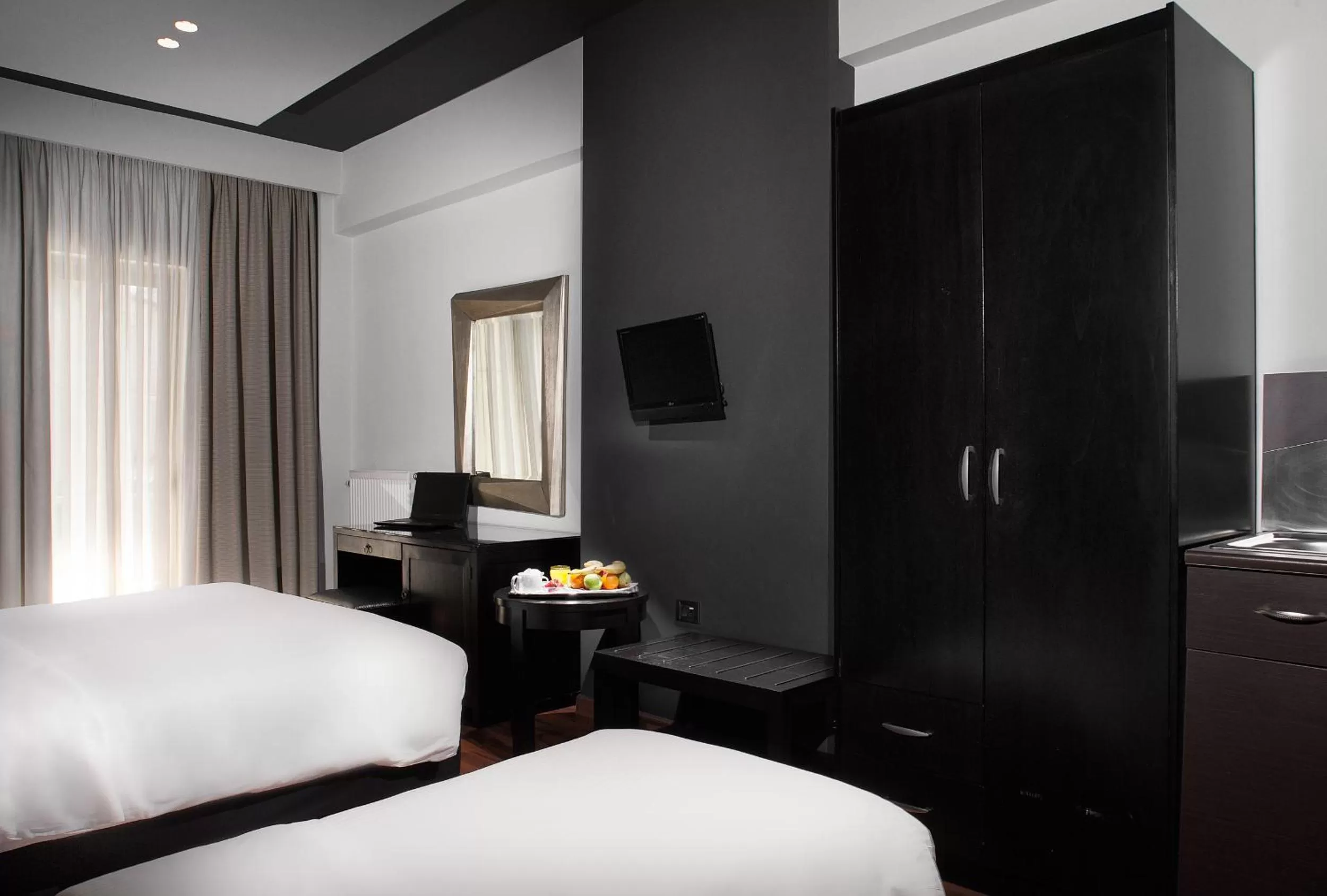 Photo of the whole room, Bed in Areos