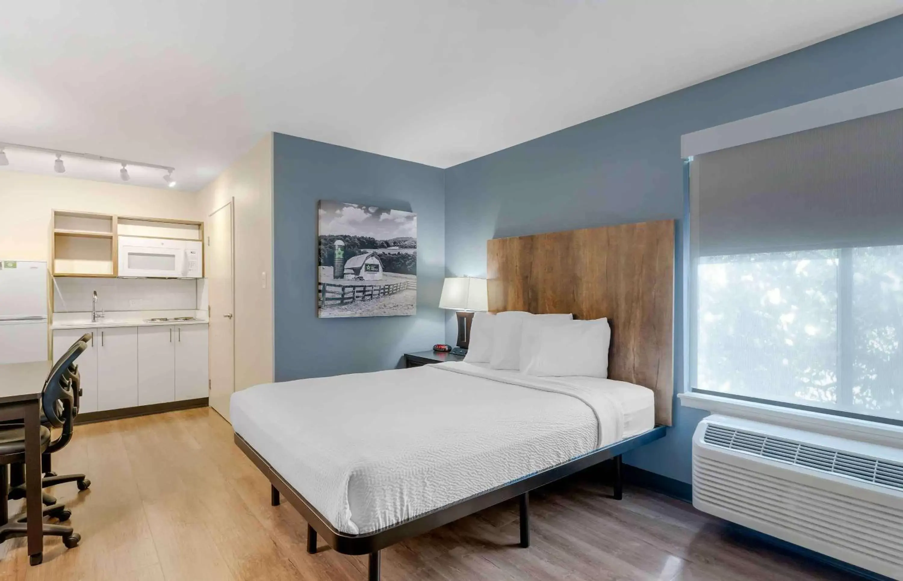 Bedroom, Bed in Extended Stay America Suites - San Francisco - San Mateo - SFO