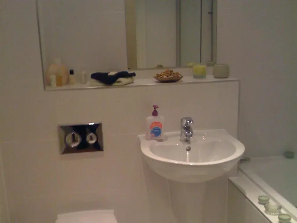 Bathroom in Apple House Guesthouse Heathrow Airport