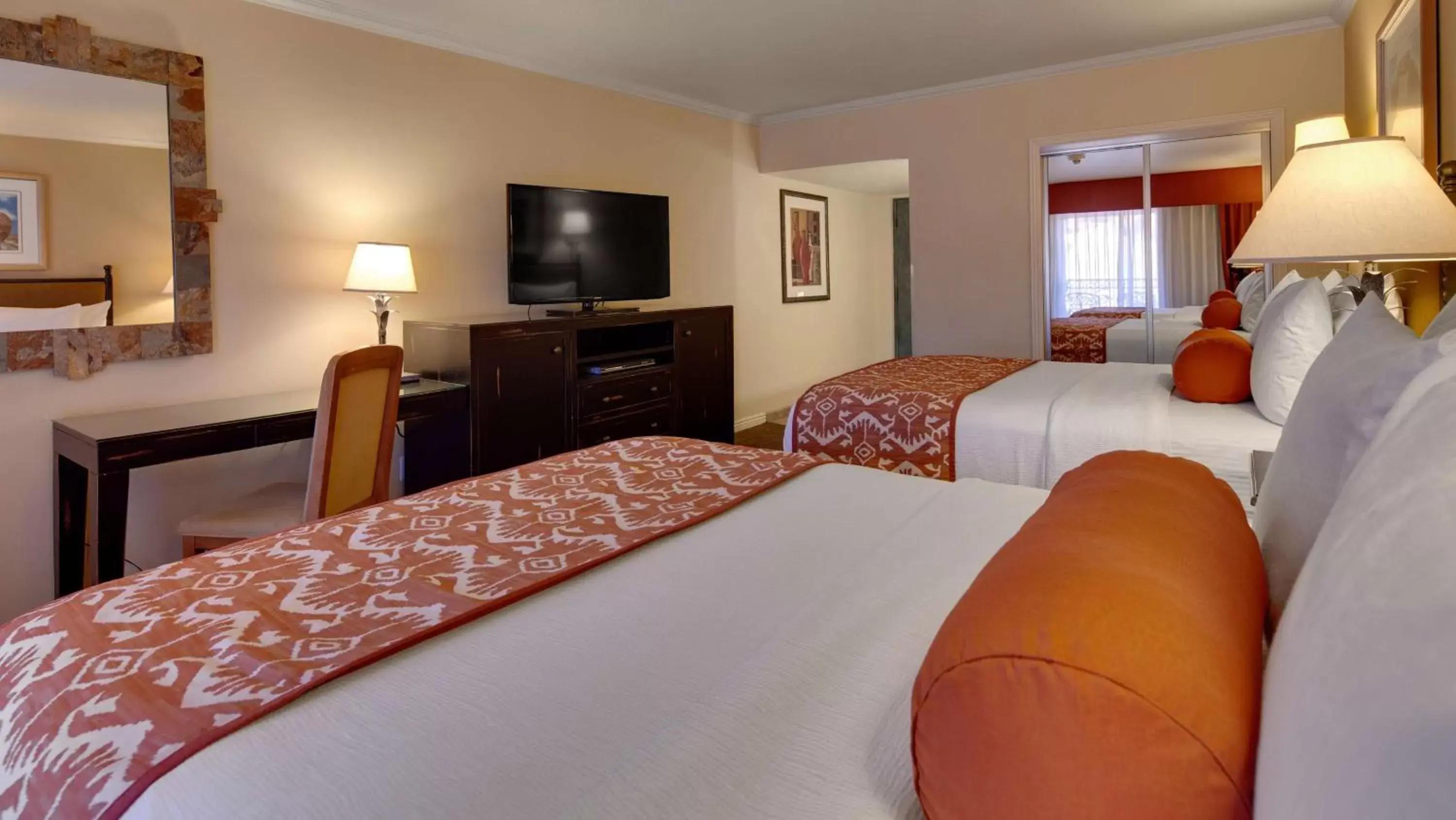 Photo of the whole room, Bed in Best Western Plus Arroyo Roble Hotel & Creekside Villas