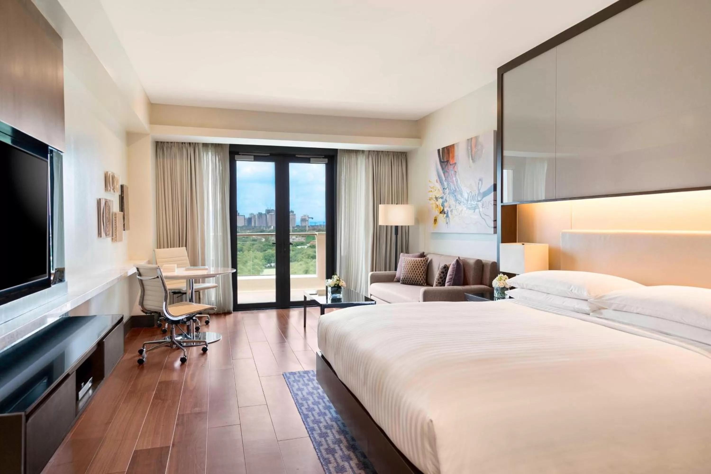 Lounge or bar, Bed in Manila Marriott Hotel at Newport World Resorts
