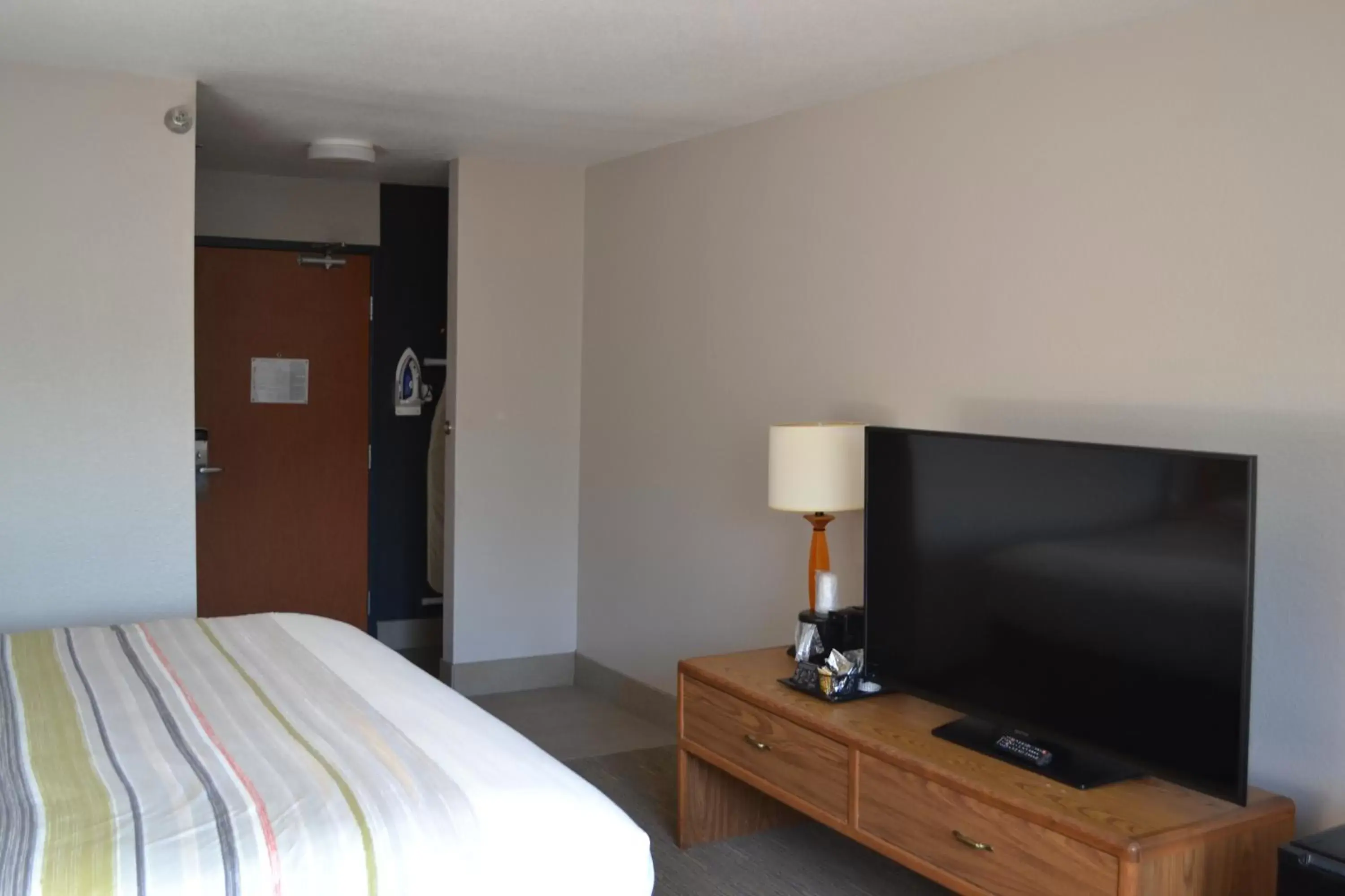 TV and multimedia, TV/Entertainment Center in Country Inn & Suites by Radisson, Fairview Heights, IL