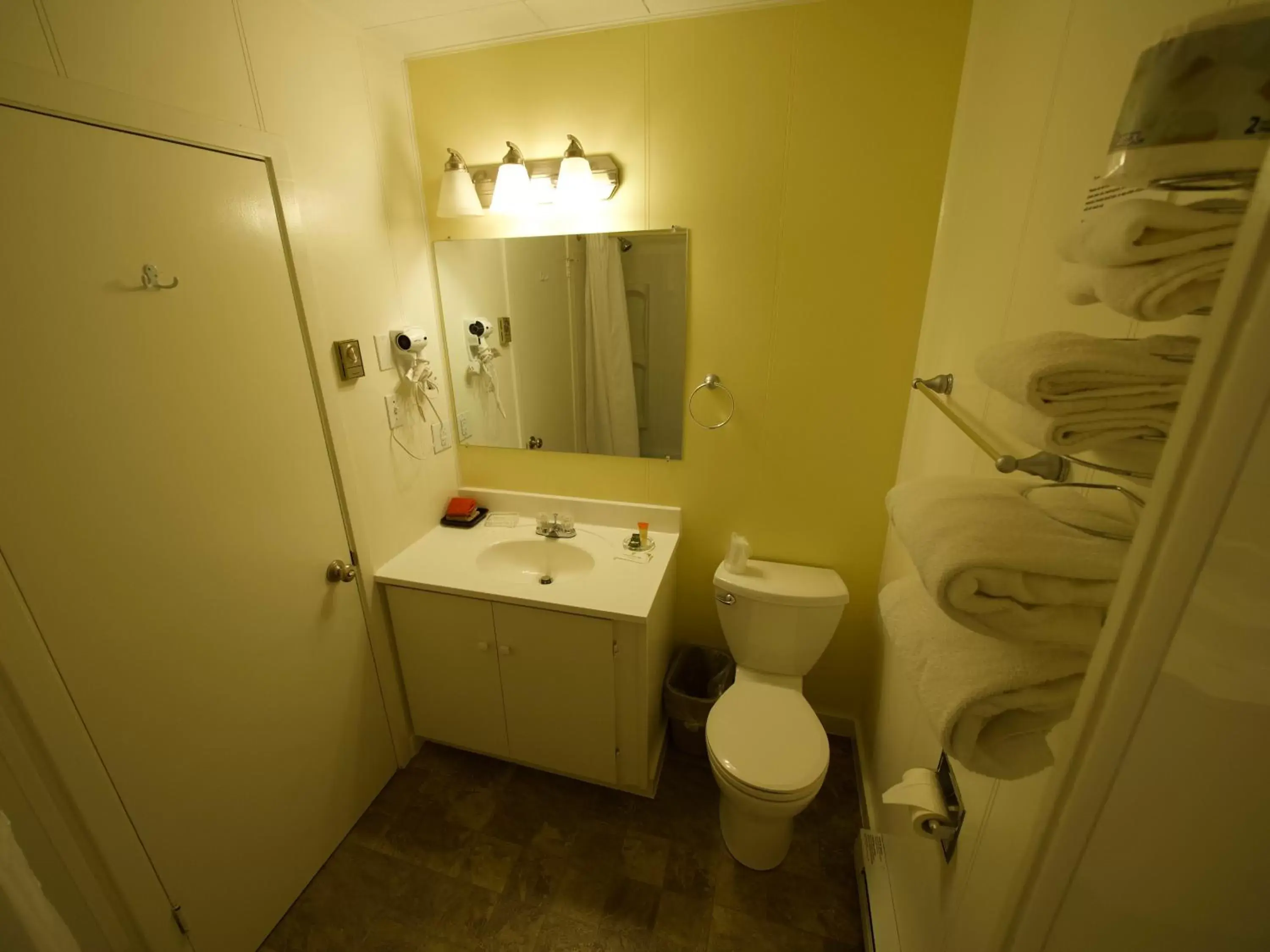 Bathroom in Creston Valley Motel