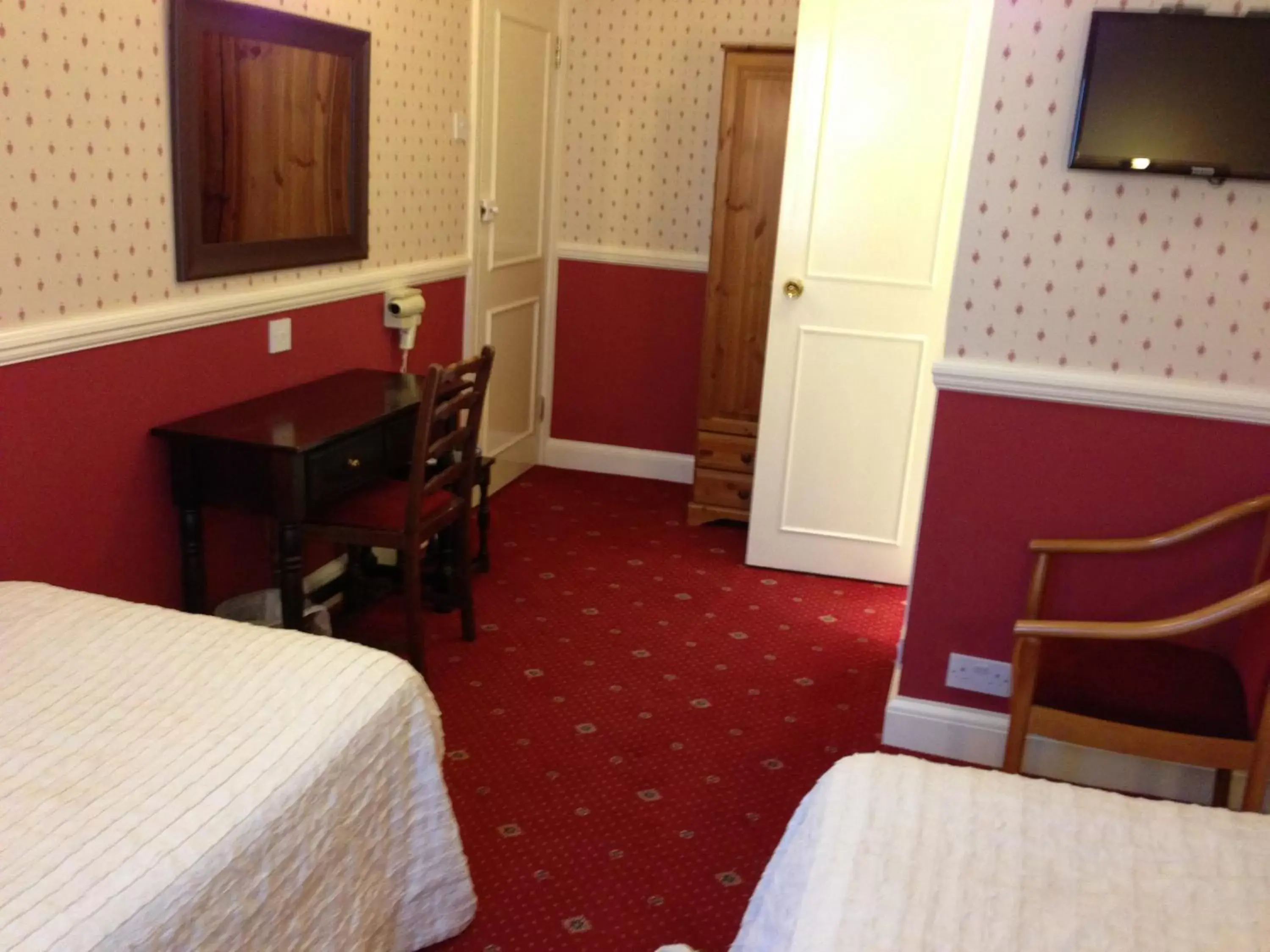 Photo of the whole room in Balmoral House Hotel
