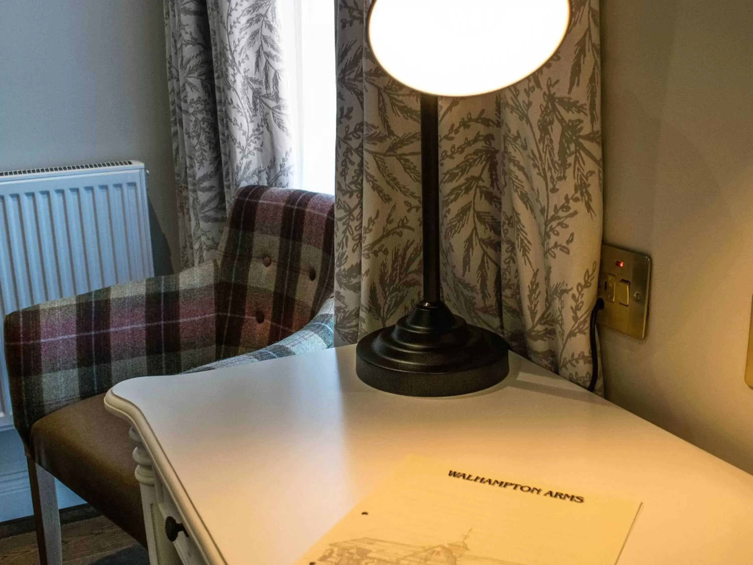 Bedroom, Seating Area in The Walhampton Arms