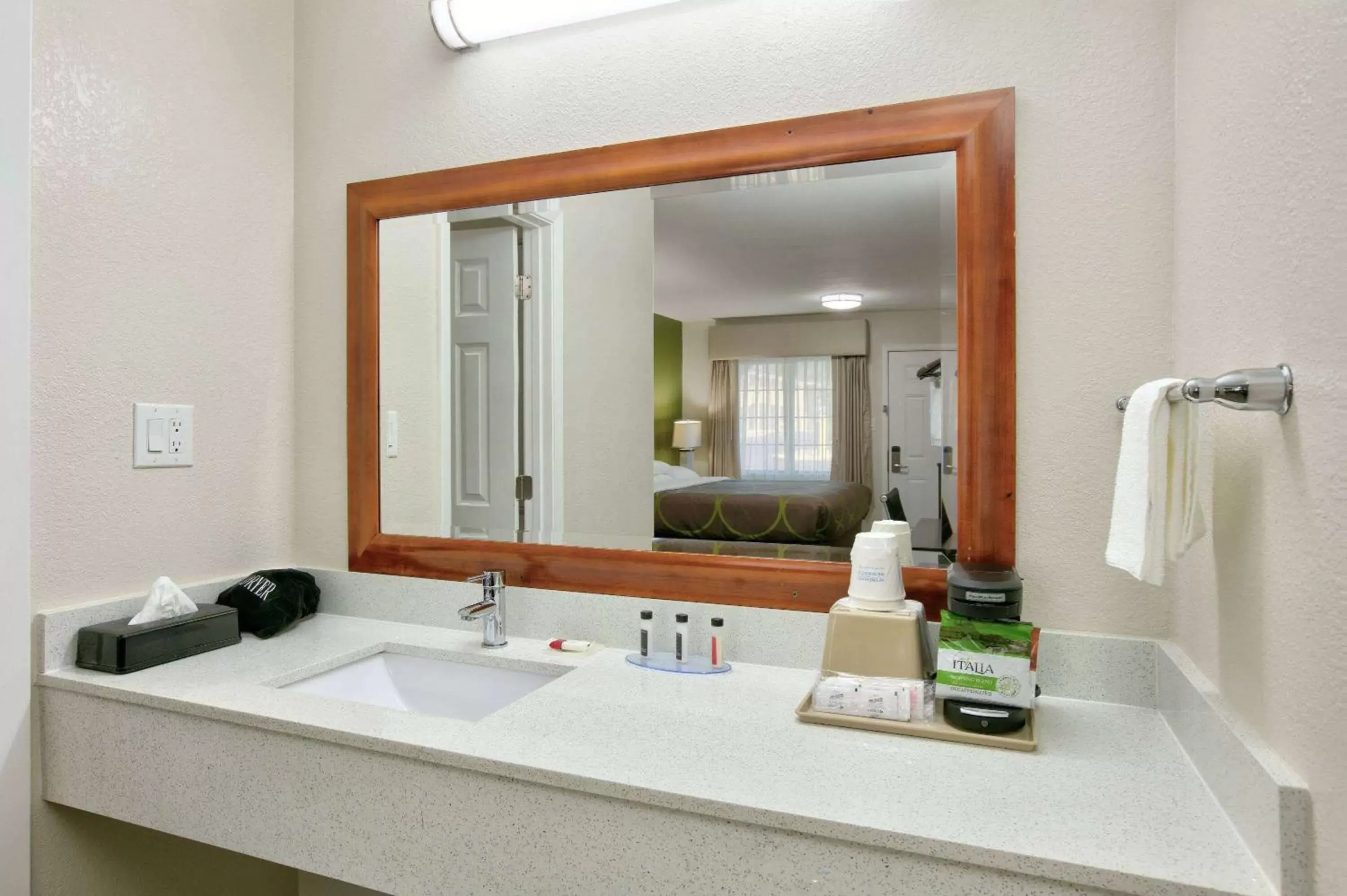 TV and multimedia, Bathroom in Super 8 by Wyndham Palestine TX