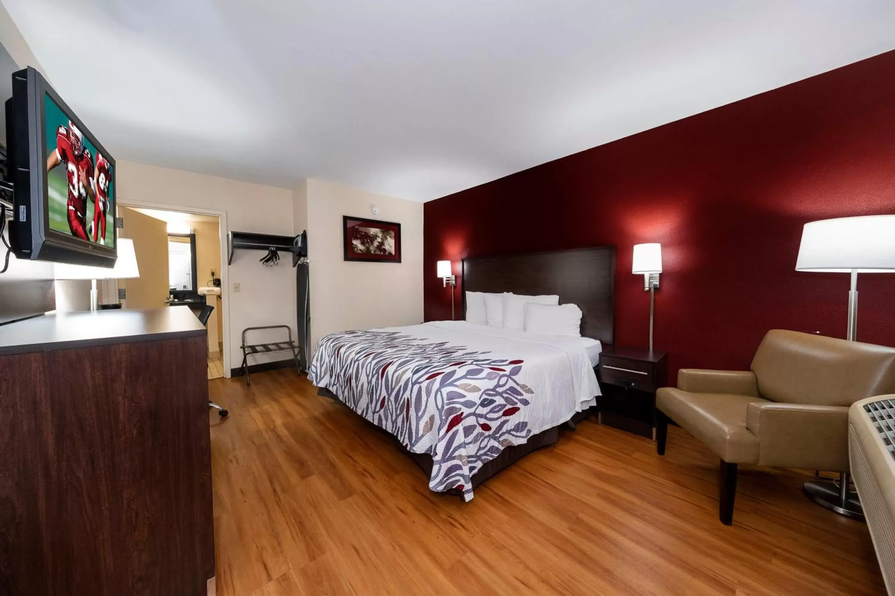 Photo of the whole room, Bed in Red Roof Inn Bordentown - McGuire AFB