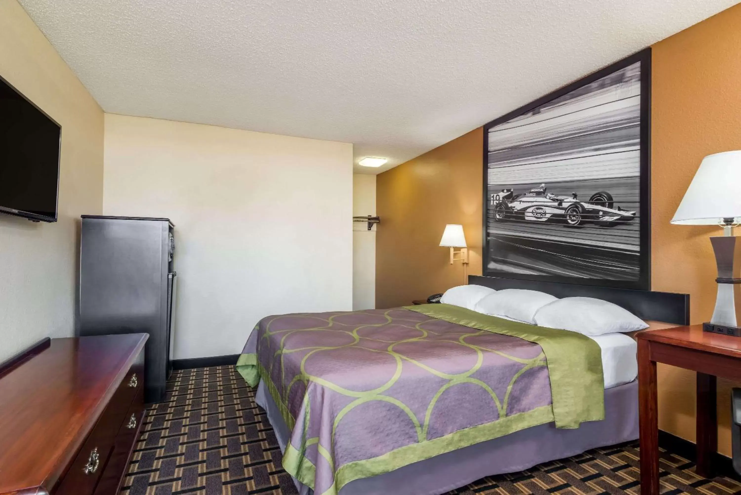 Photo of the whole room, Bed in Super 8 by Wyndham Indianapolis/NE/Castleton Area