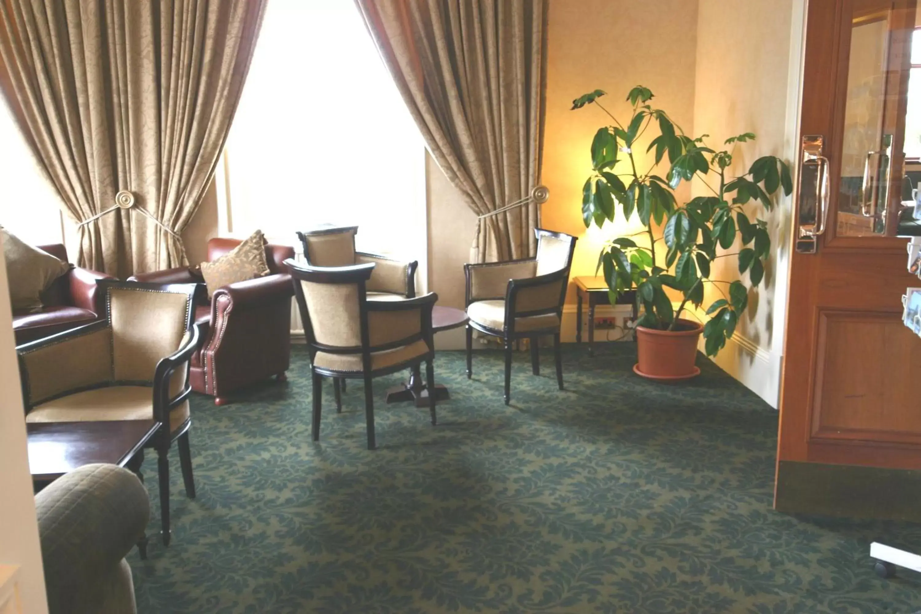 Lounge or bar, Seating Area in Alexandra Hotel