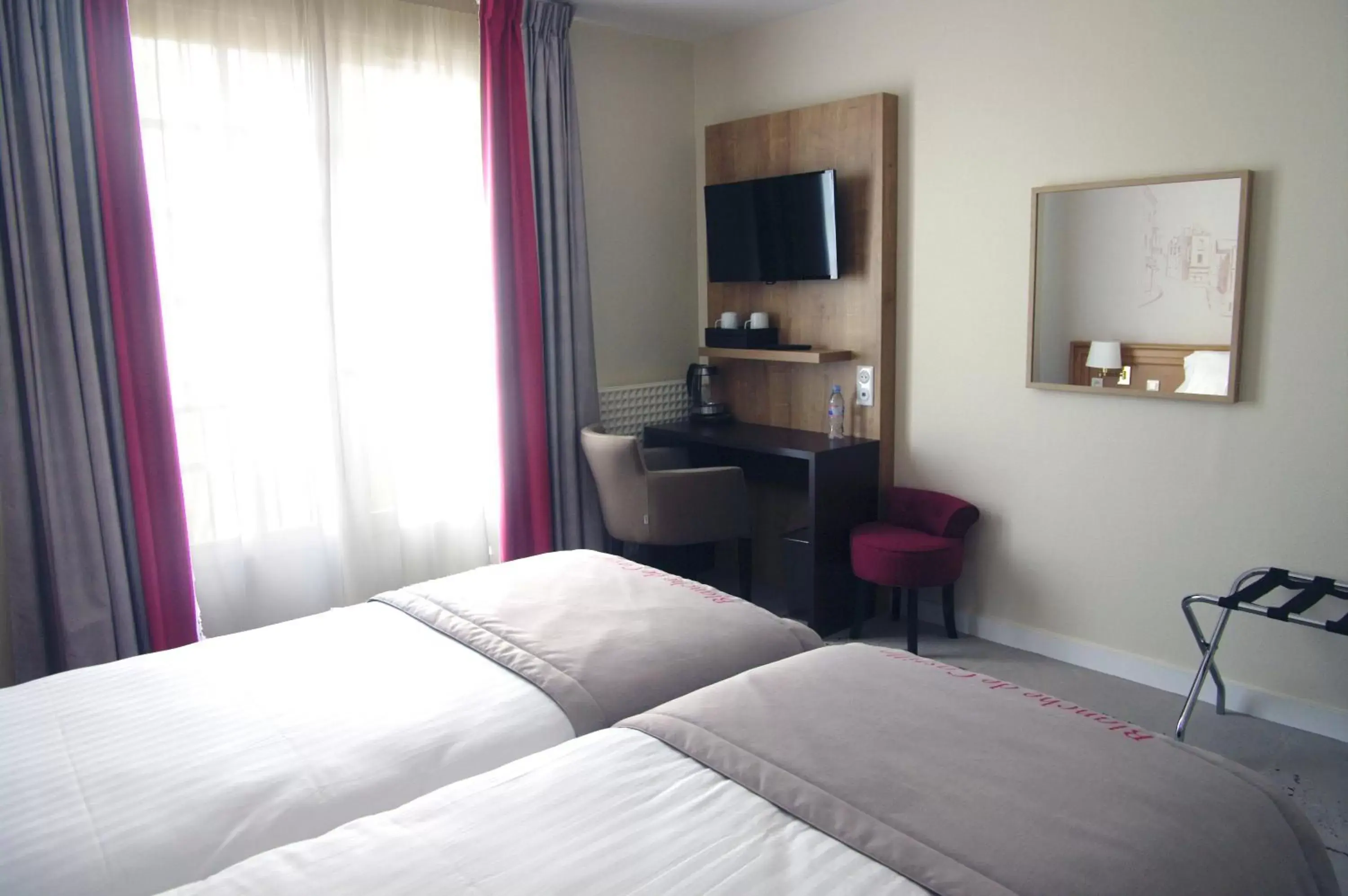 Day, Bed in Best Western Blanche De Castille Dourdan