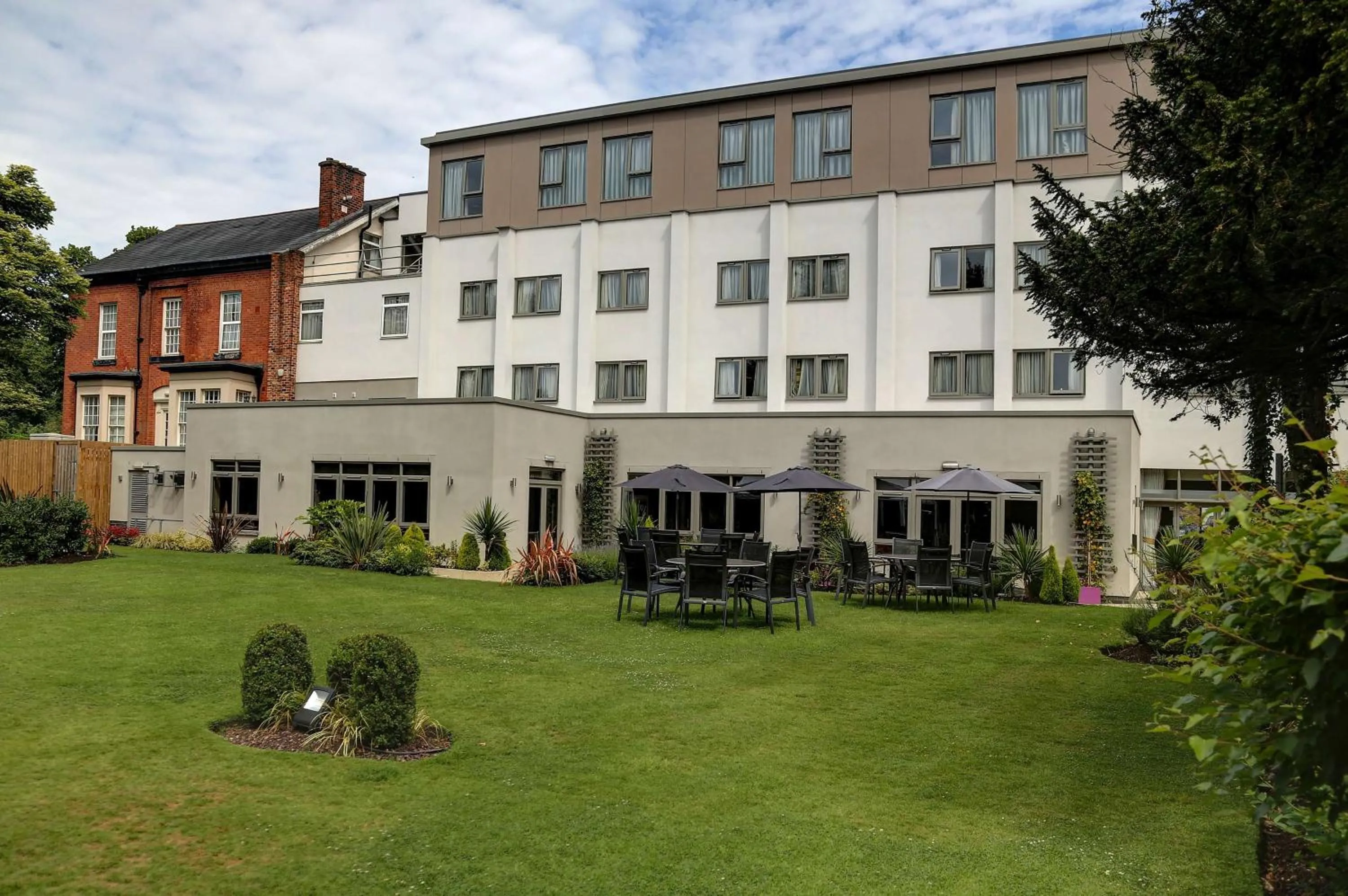 Property building in Best Western Plus Pinewood Manchester Airport-Wilmslow Hotel