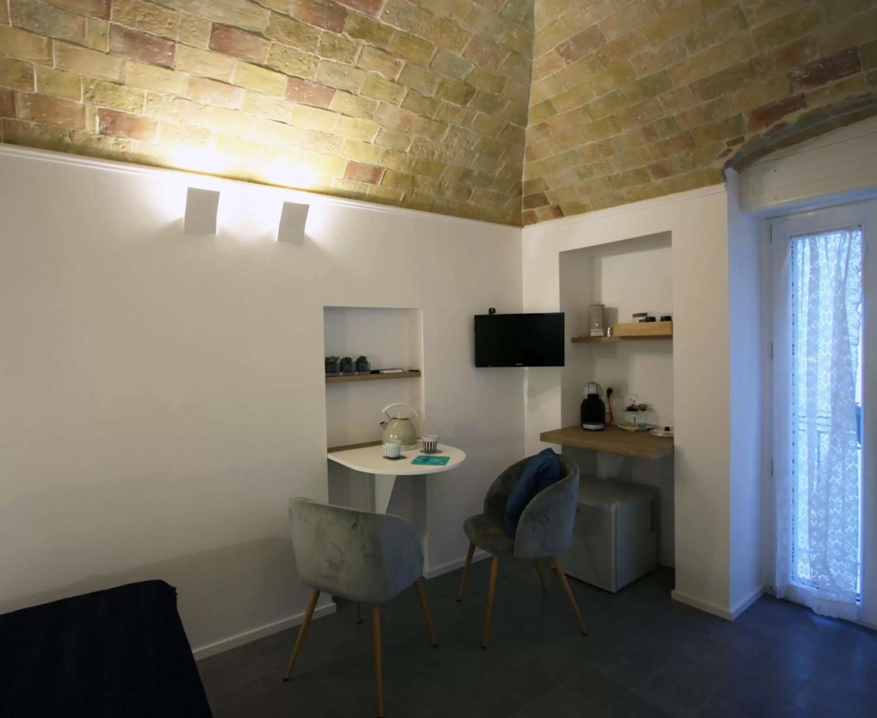 Coffee/tea facilities, TV/Entertainment Center in B&B Santa Chiara