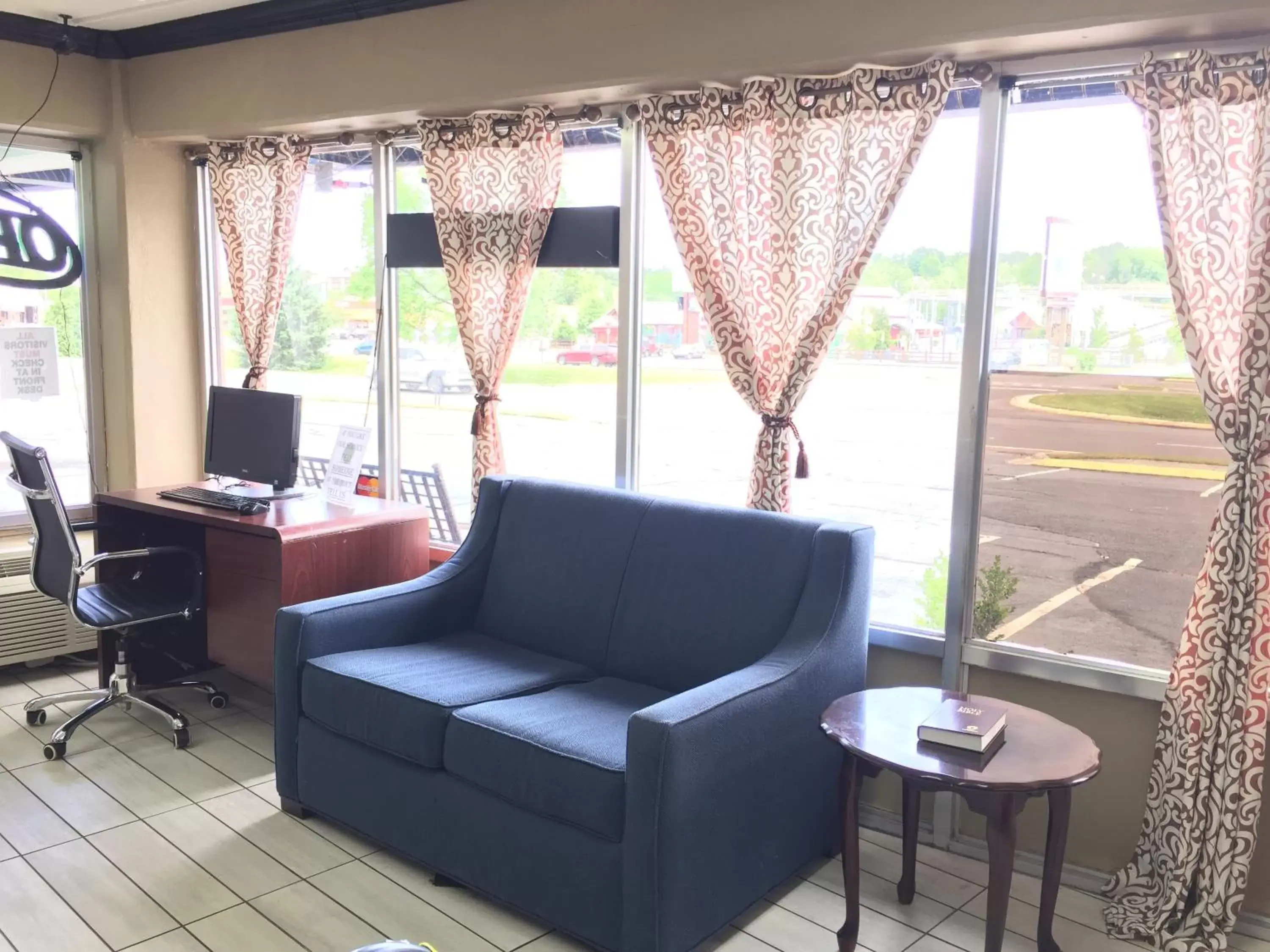 Seating Area in Bear Mount Inn & Suites