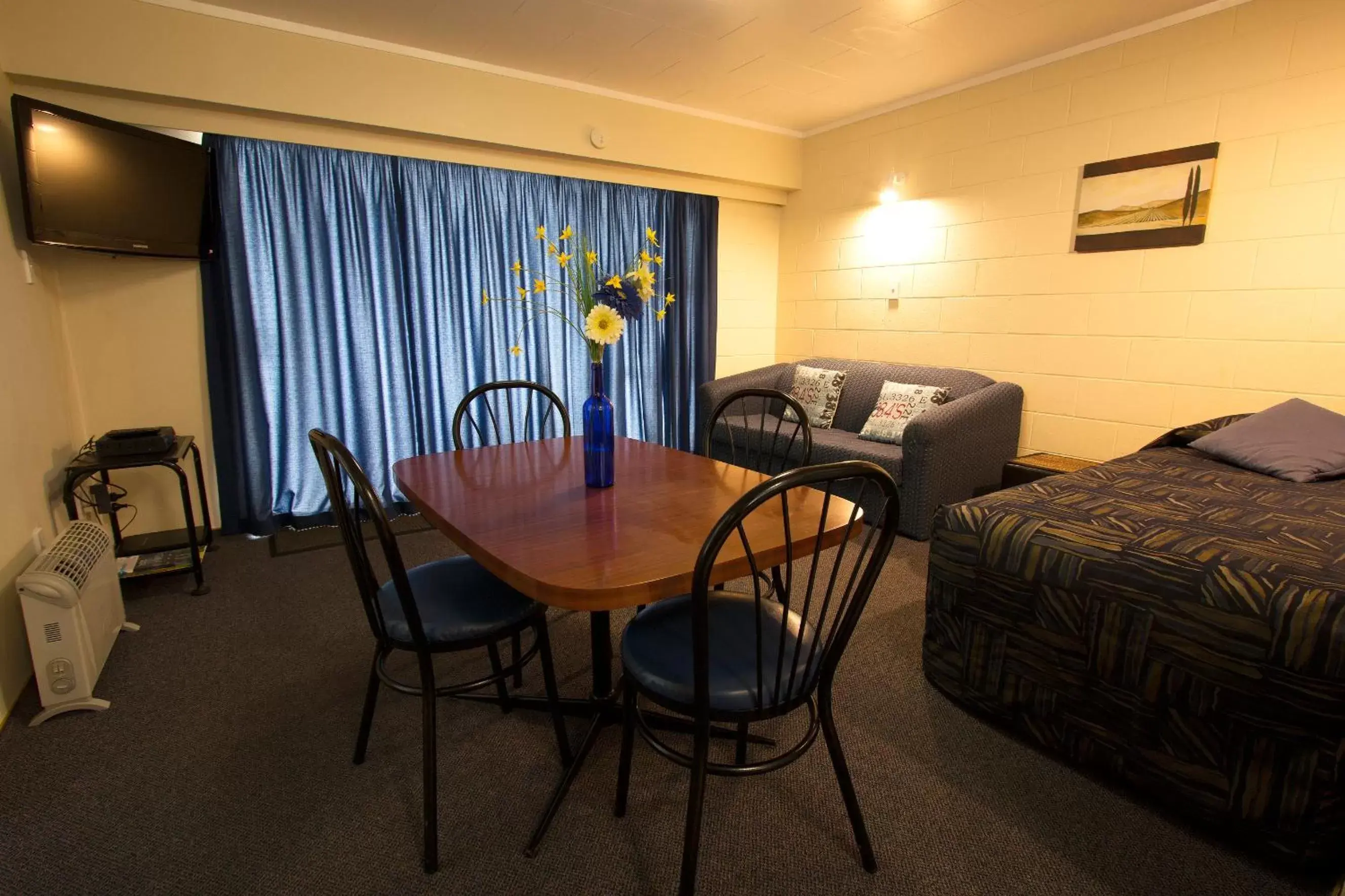 Seating area in Kapiti Gateway Motel