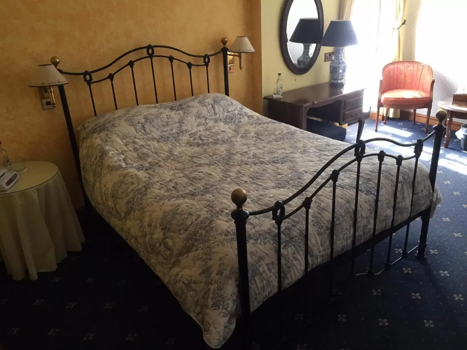 Bedroom, Bed in Cross Keys Hotel Chatteris