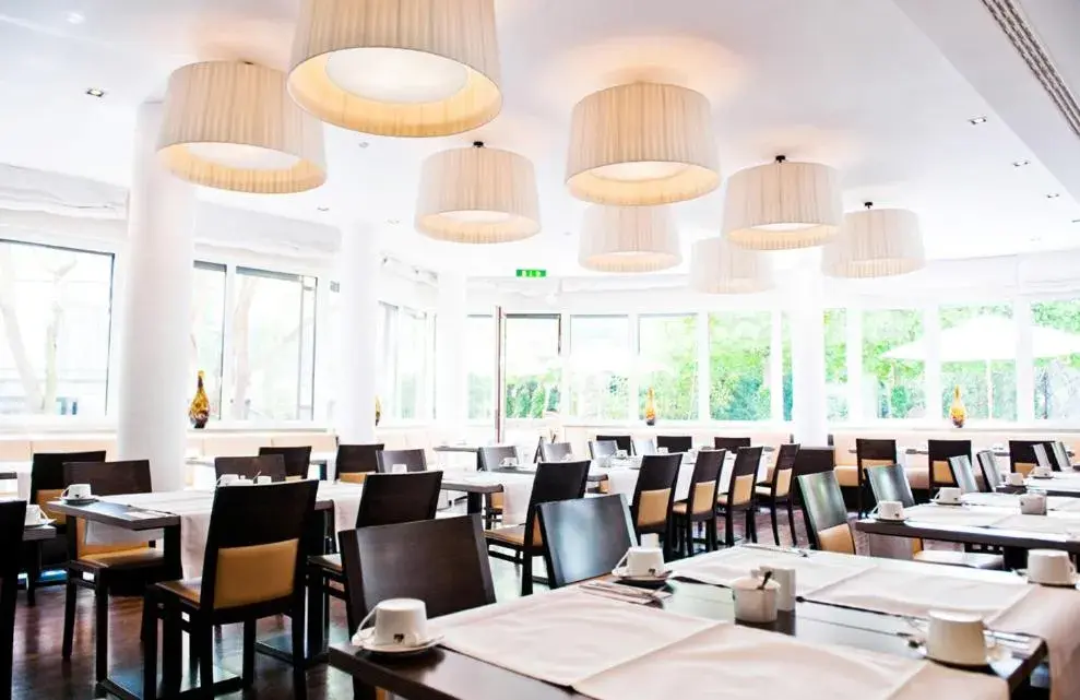 Restaurant/Places to Eat in Bristol Hotel