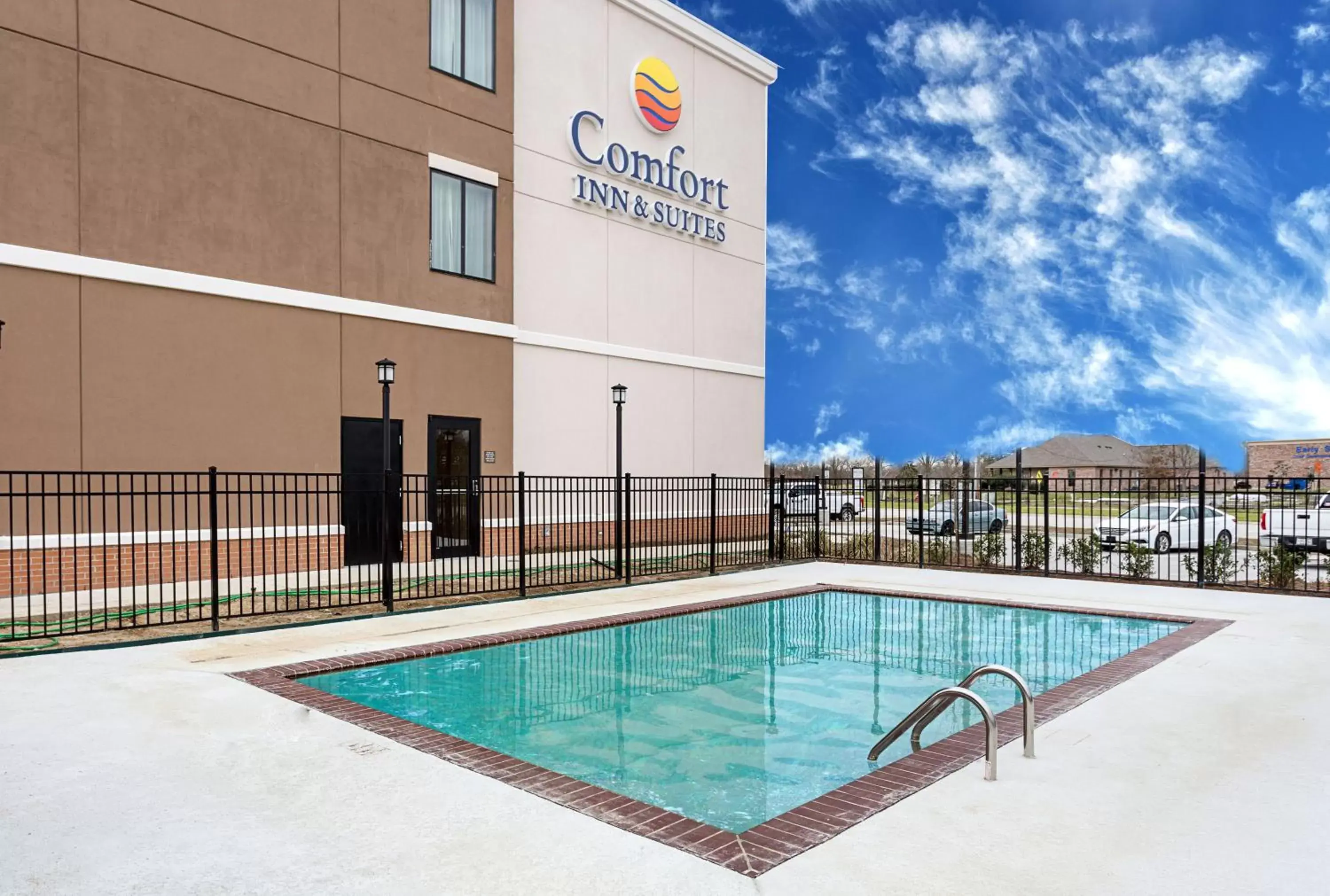 Swimming pool, Property Building in Comfort Inn & Suites Zachary