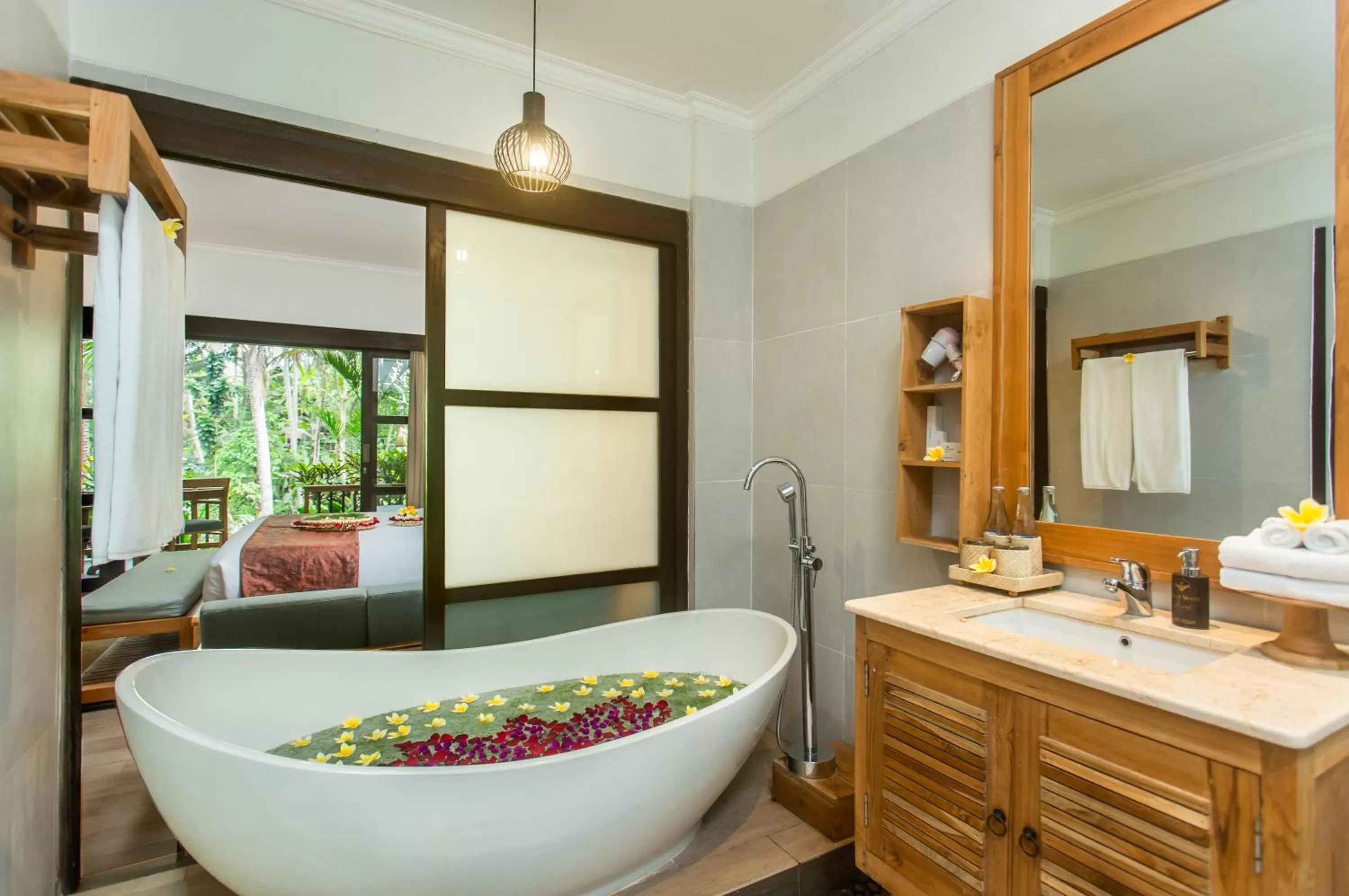 Hot Tub in Manah Shanti Suites by GenuineHost