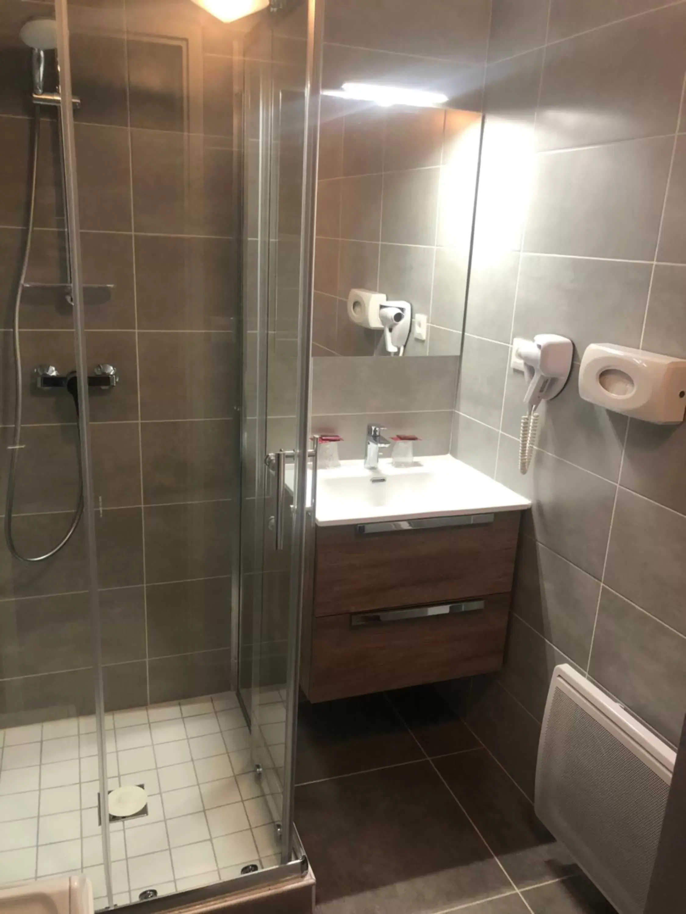 Bathroom in Hôtel Du Cheval Blanc
