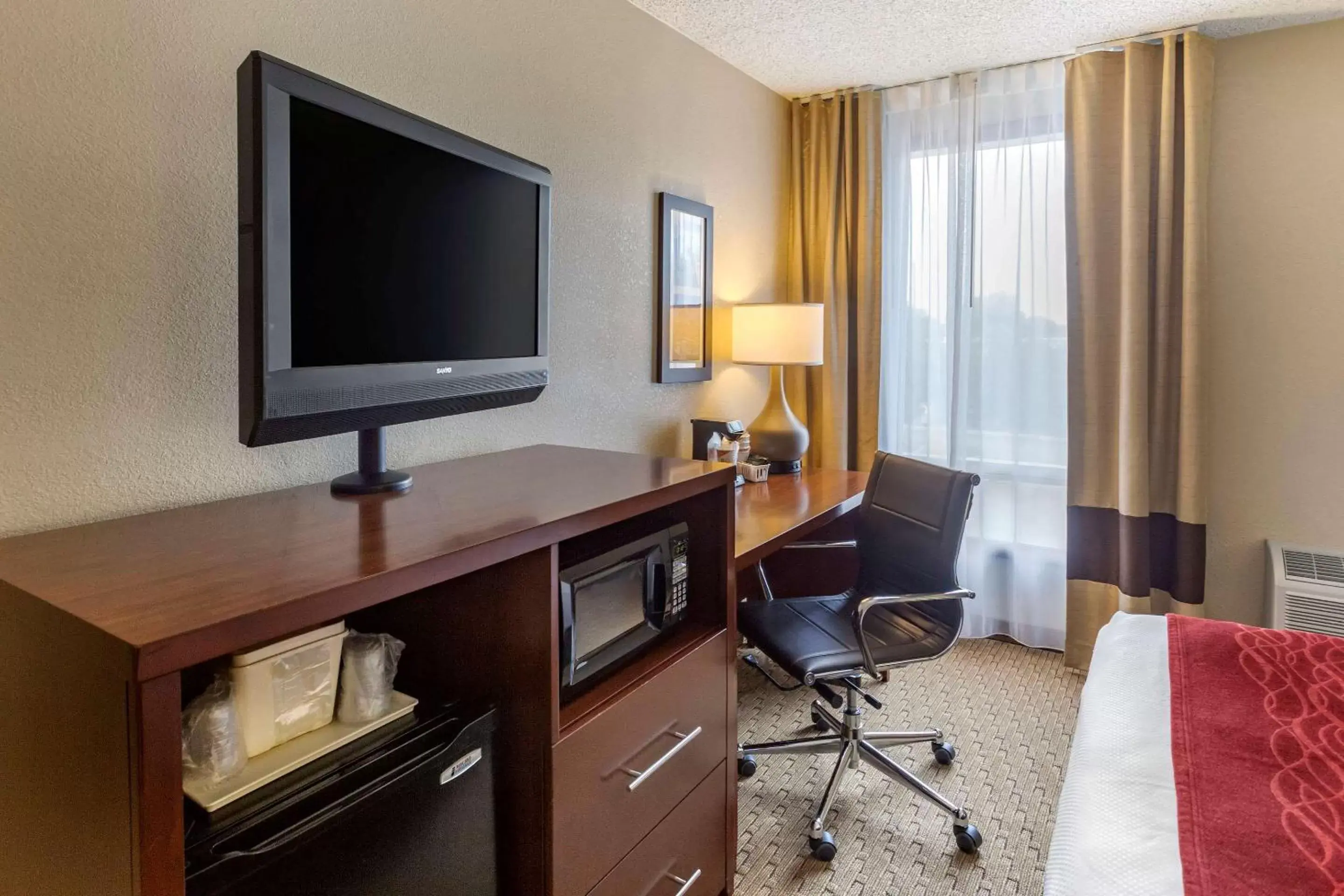 Photo of the whole room, TV/Entertainment Center in Comfort Inn & Suites Rochelle