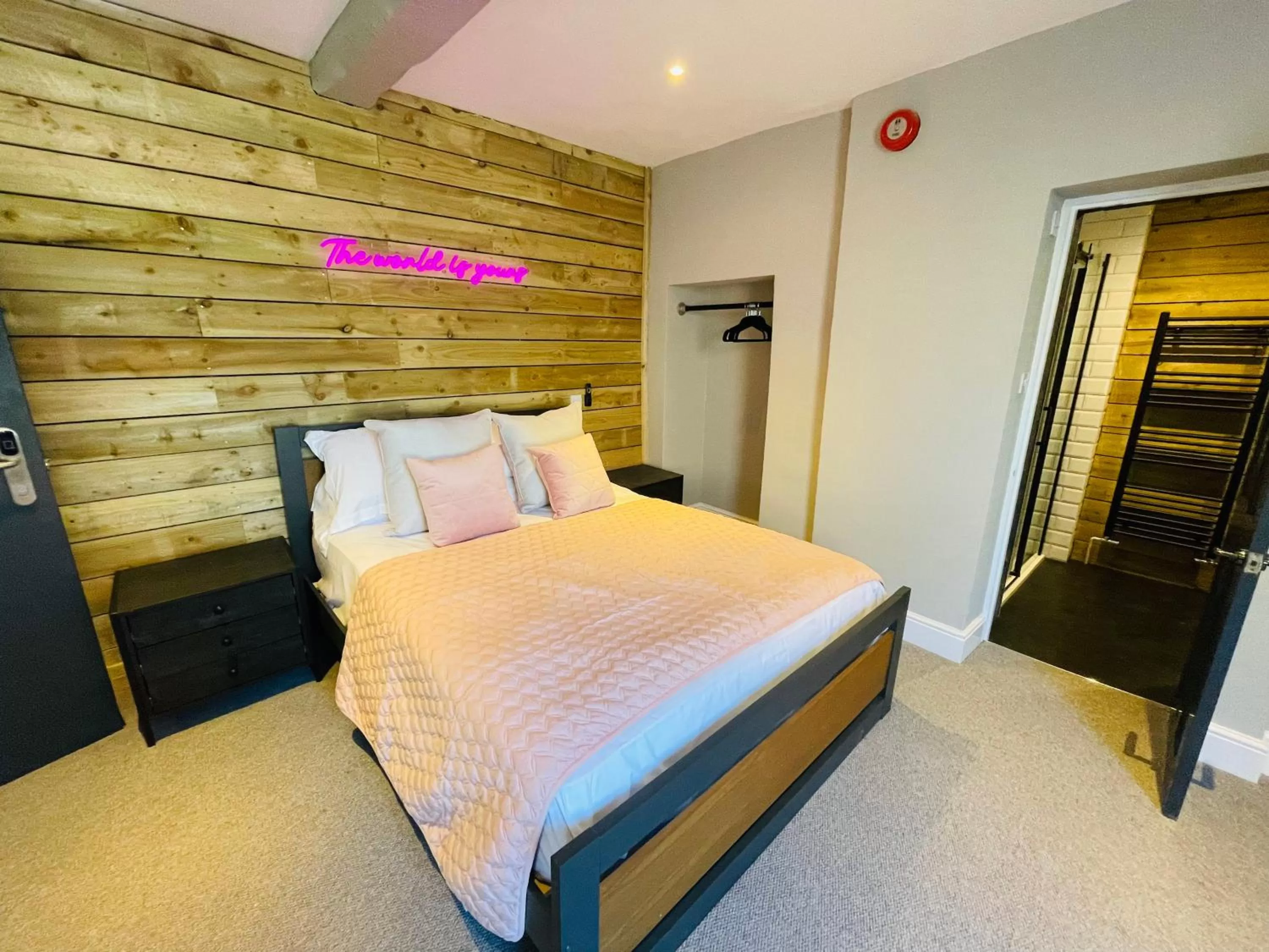 Photo of the whole room, Bed in The Lazy Pug