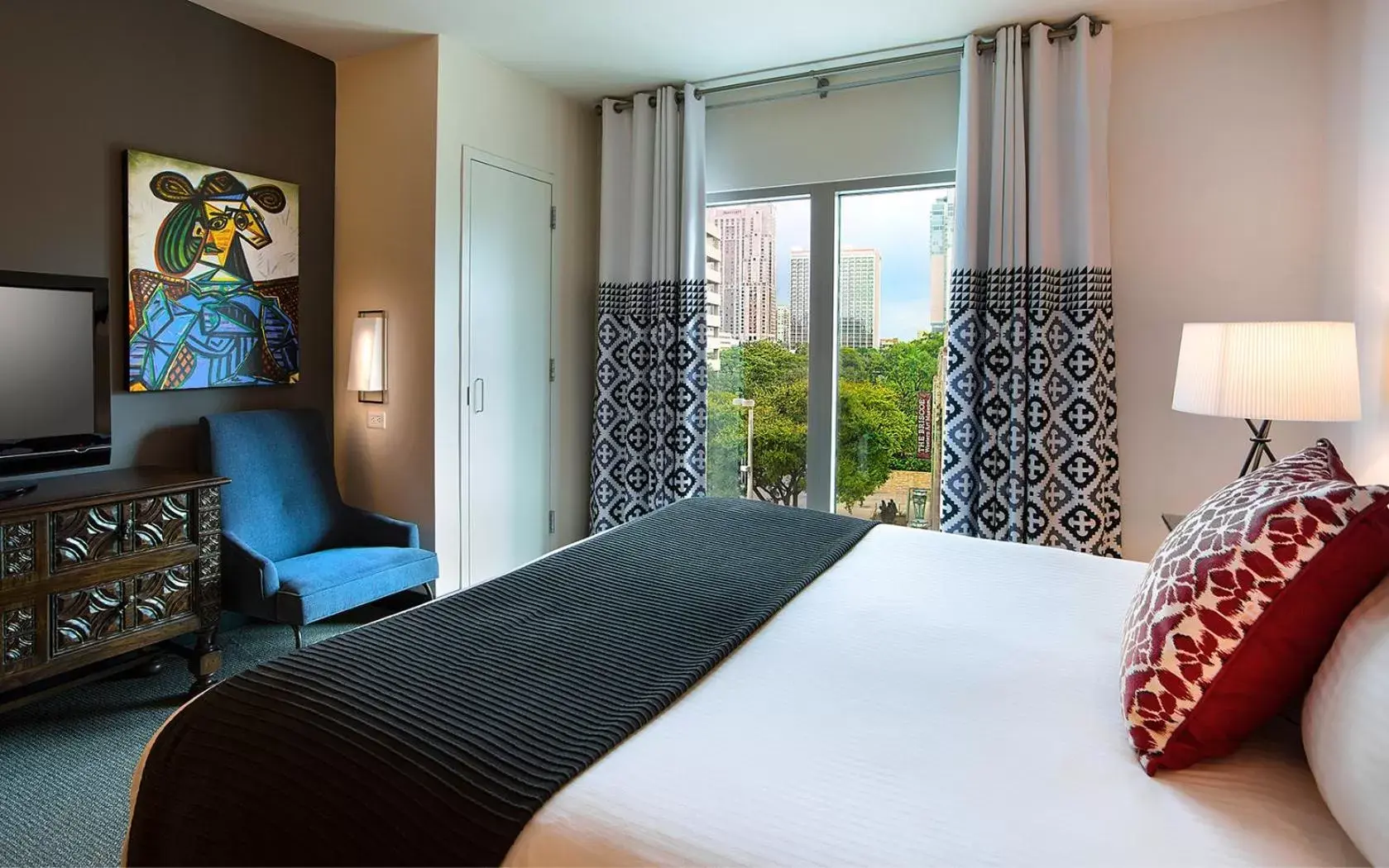 Bed in Hotel Contessa -Suites on the Riverwalk
