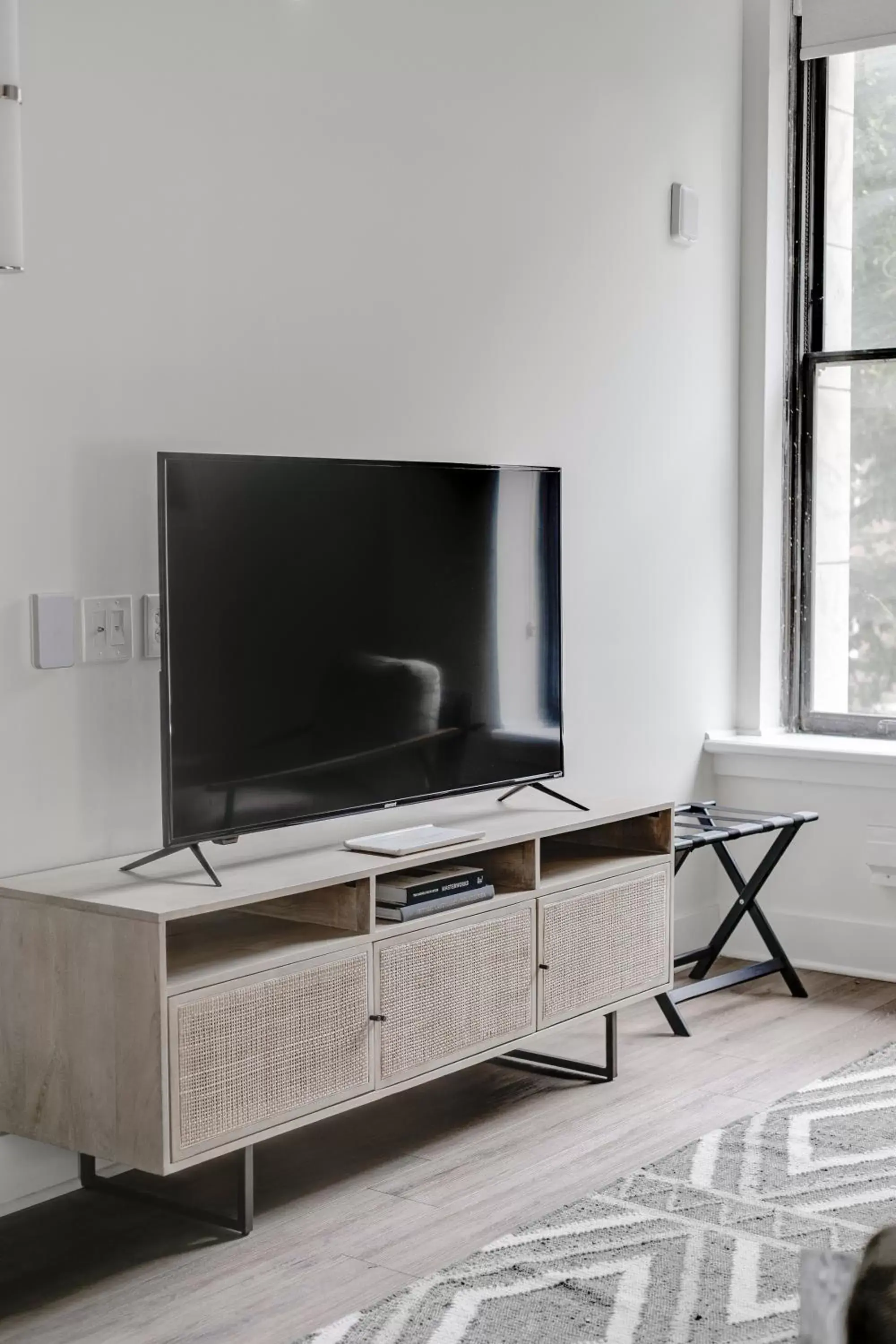 TV and multimedia, TV/Entertainment Center in The Ledger Residences by Sosuite - Old City