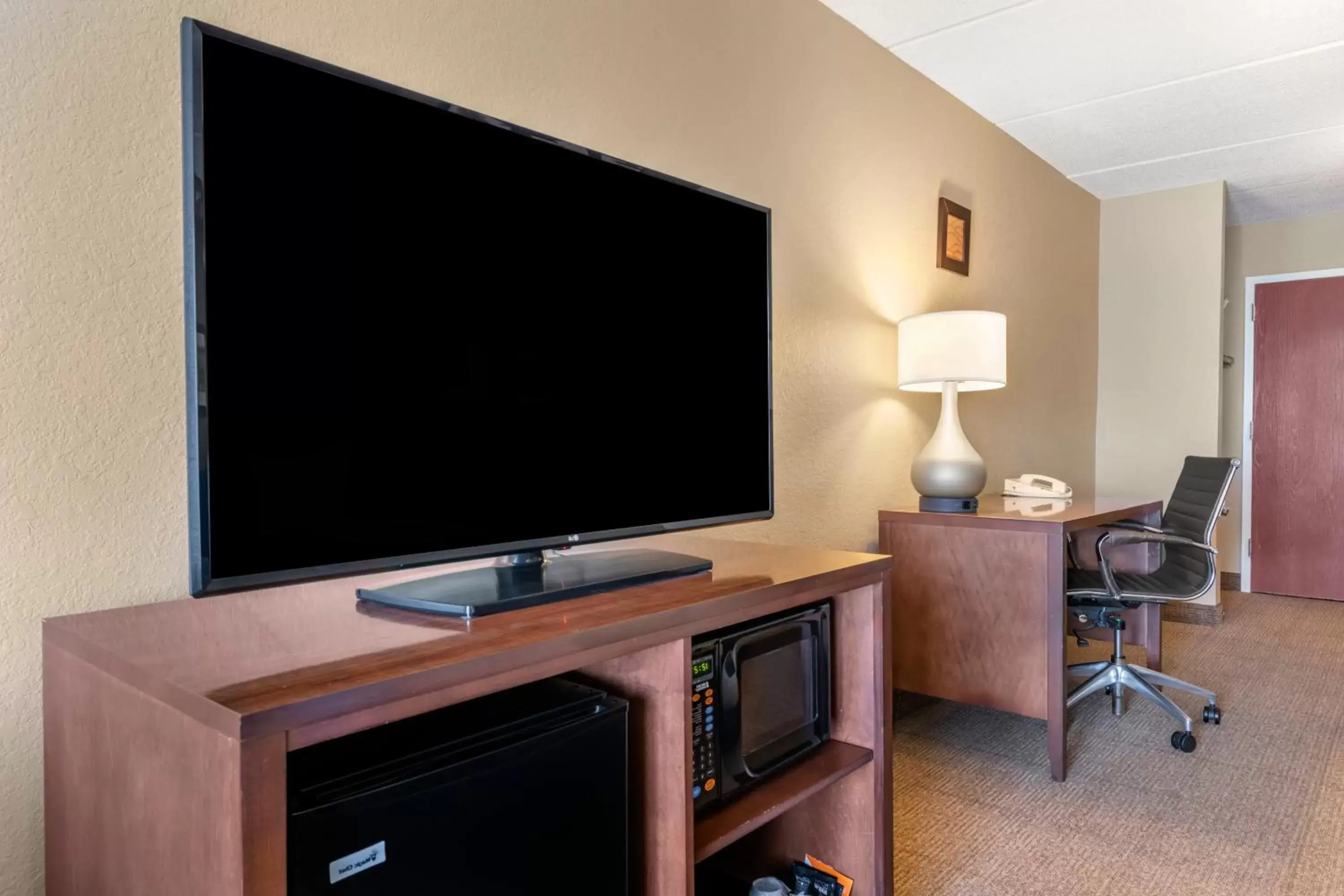 TV and multimedia, TV/Entertainment Center in Comfort Inn & Suites Orlando North