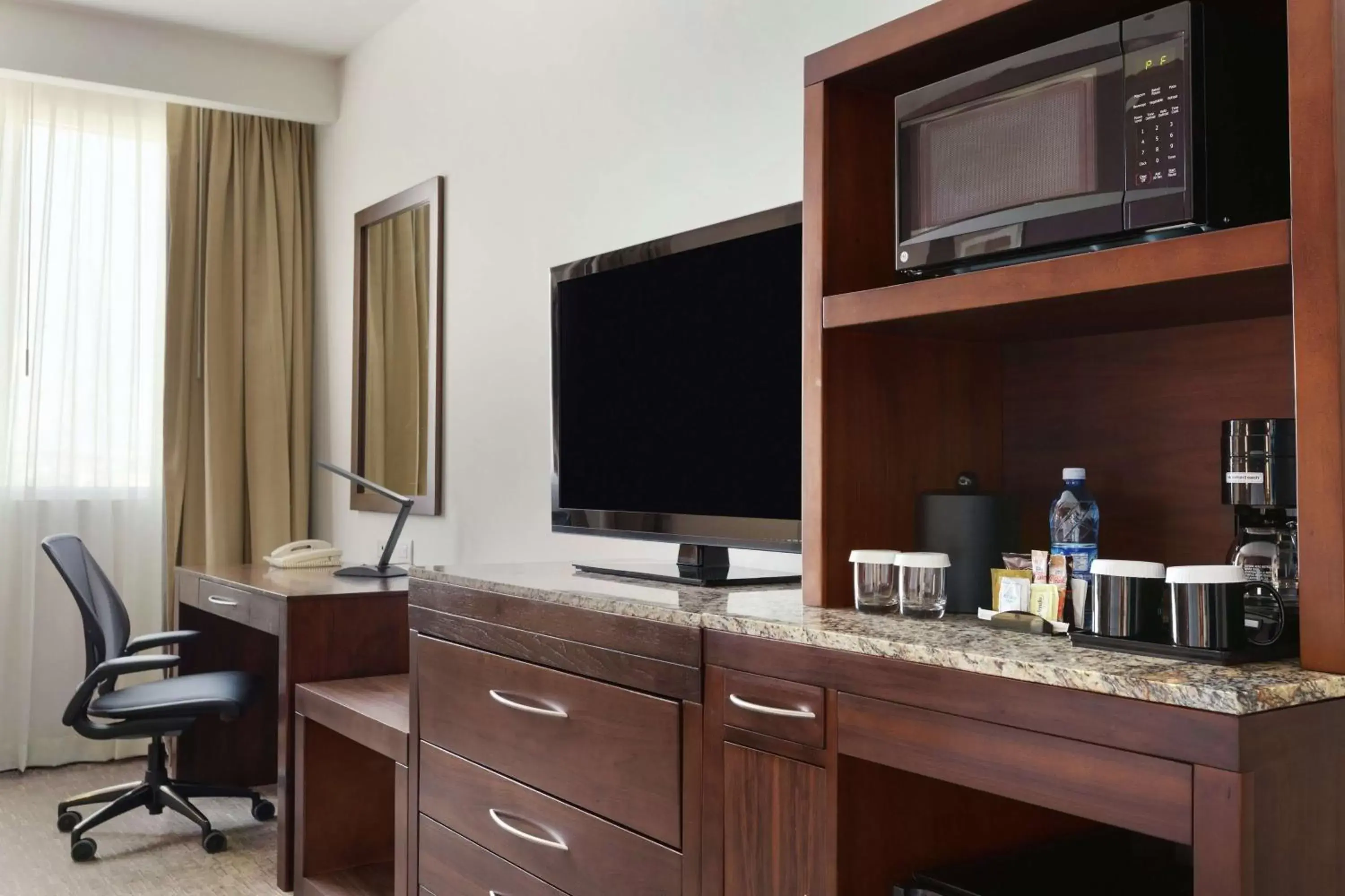 Bedroom, TV/Entertainment Center in Hilton Garden Inn Queretaro