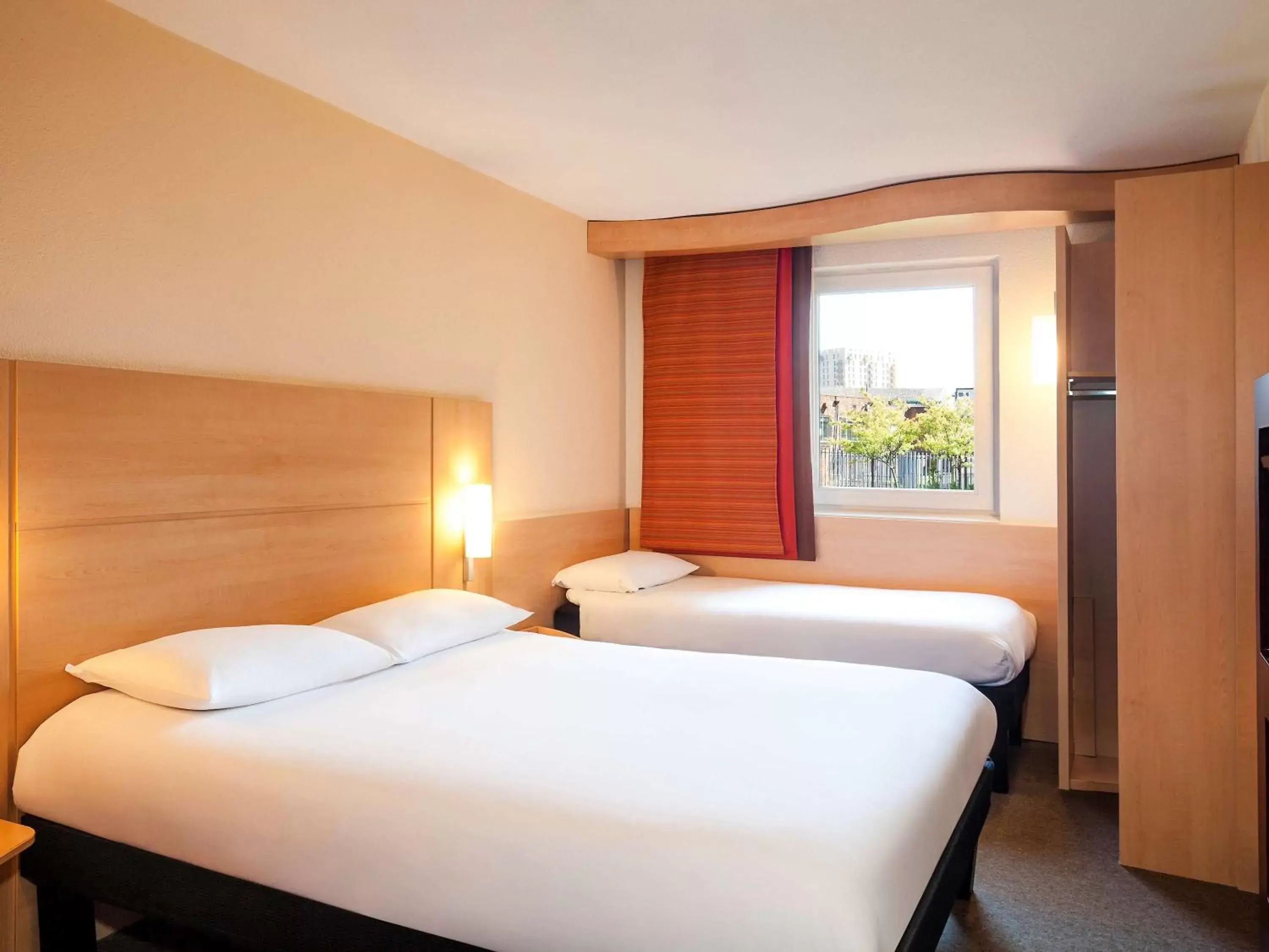 Photo of the whole room, Bed in Ibis Milano Centro