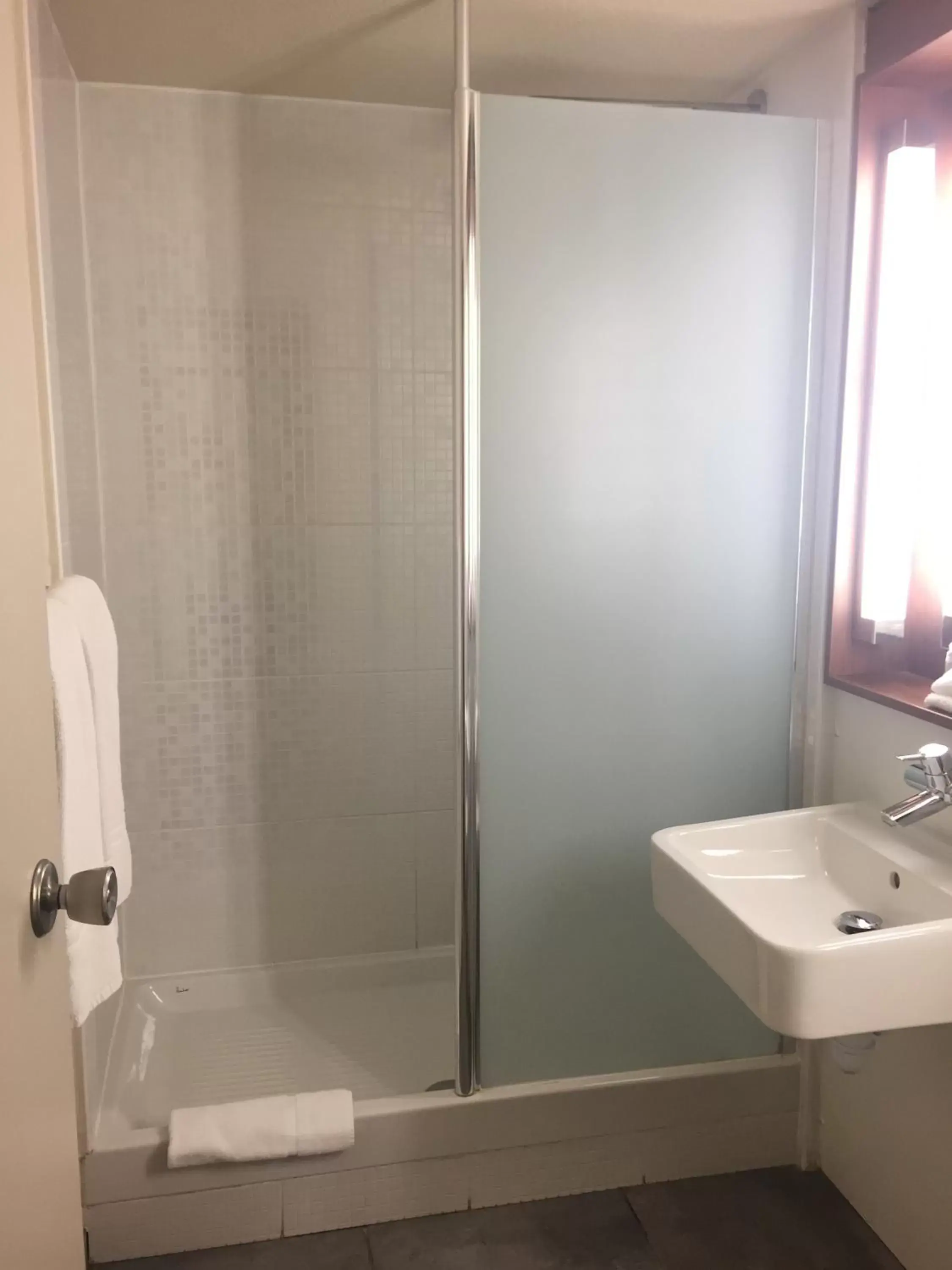 Shower, Bathroom in Campanile Nantes ~ Saint-Herblain