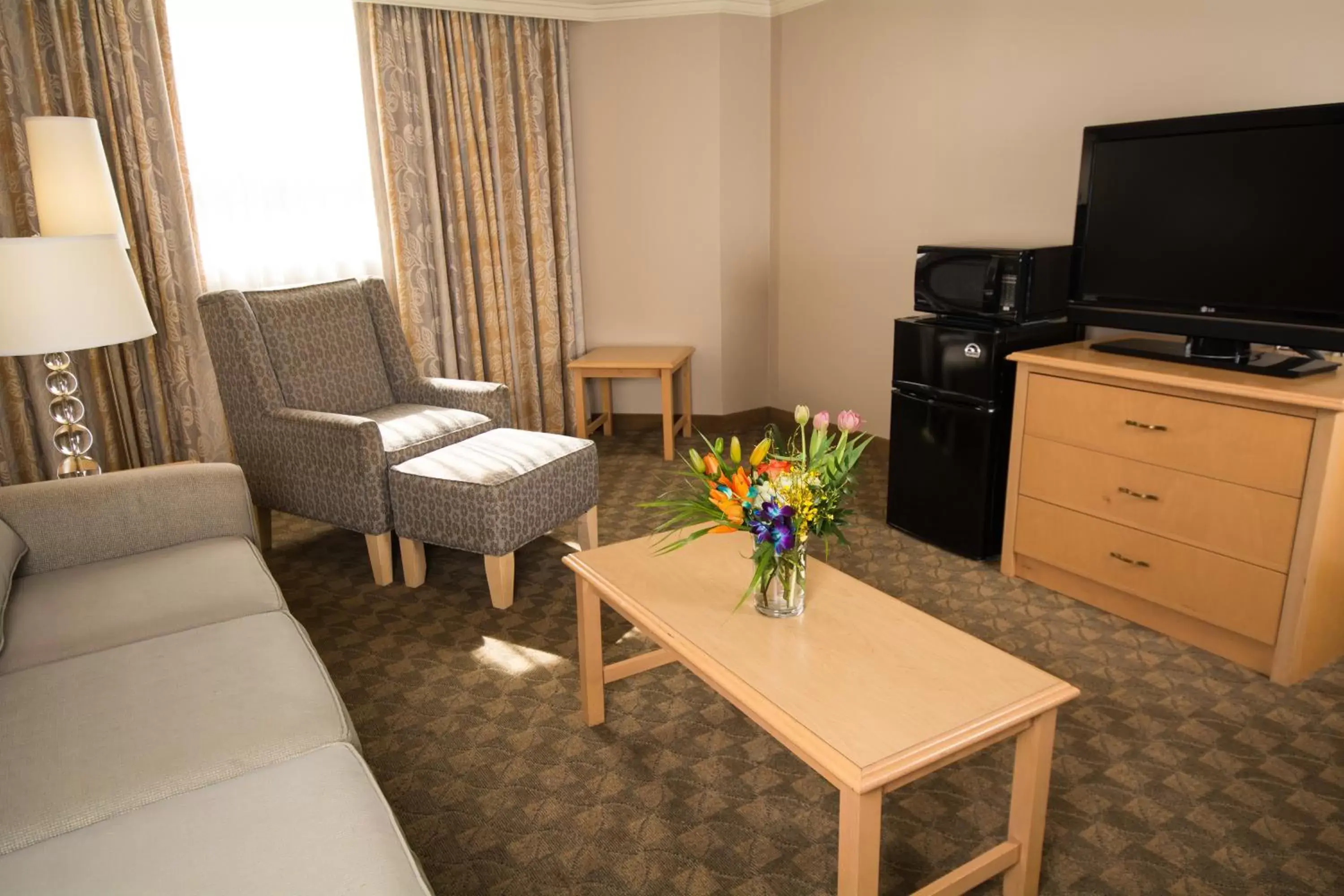 Living room, Seating Area in Edmonton Inn and Conference Centre