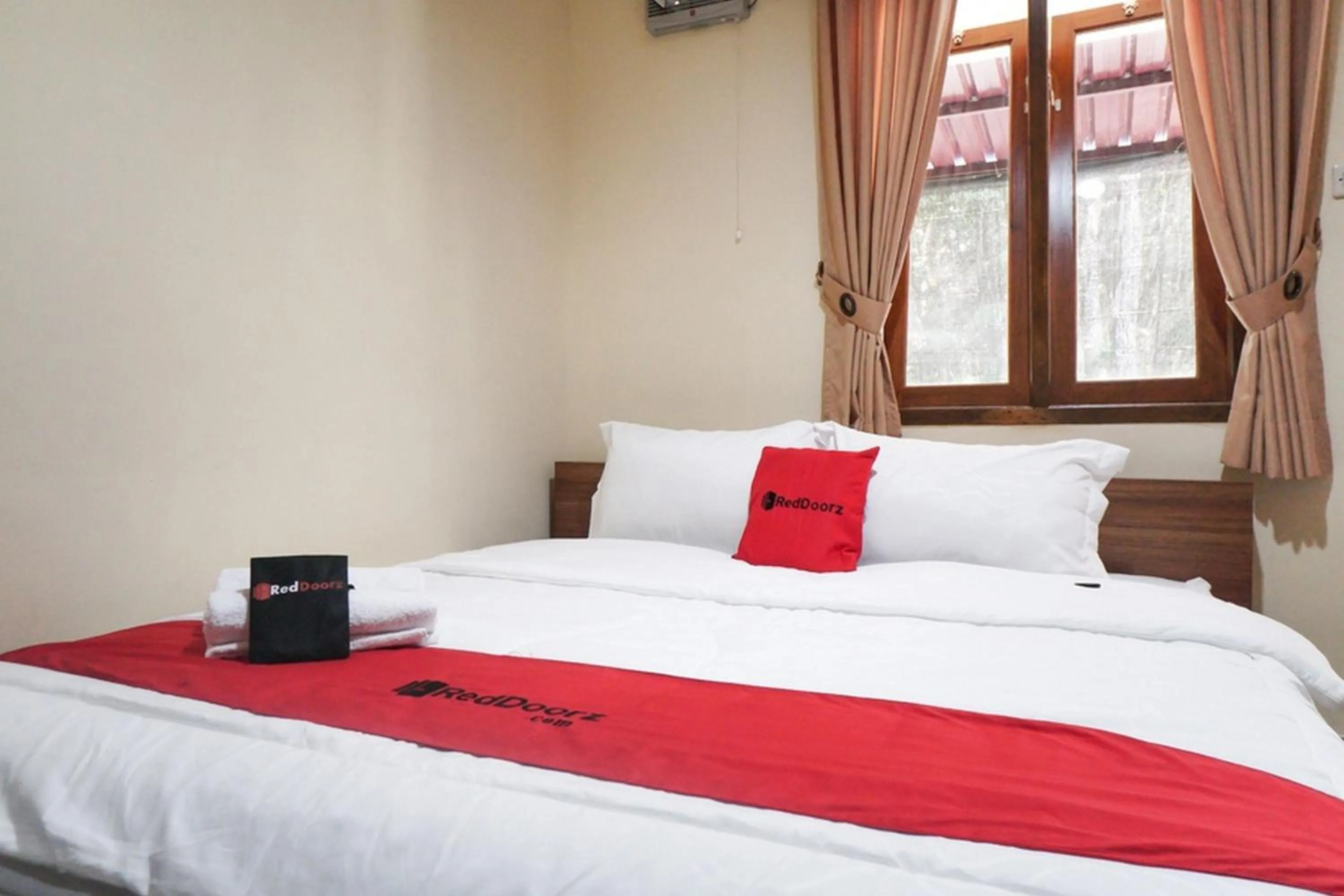 Bedroom, Bed in RedDoorz Syariah near Exit Tol Malang
