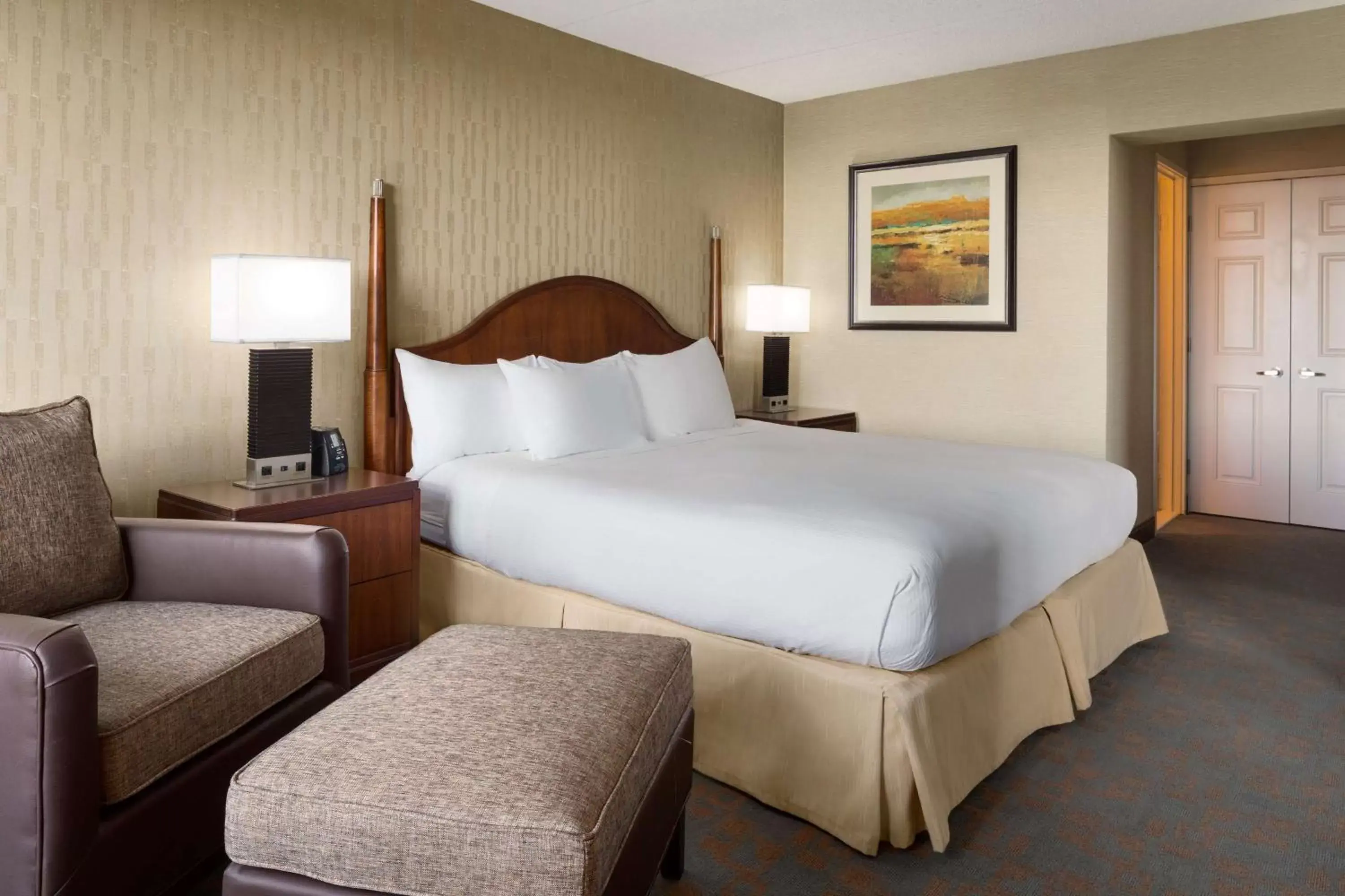 Living room, Bed in DoubleTree by Hilton Hotel & Executive Meeting Center Somerset
