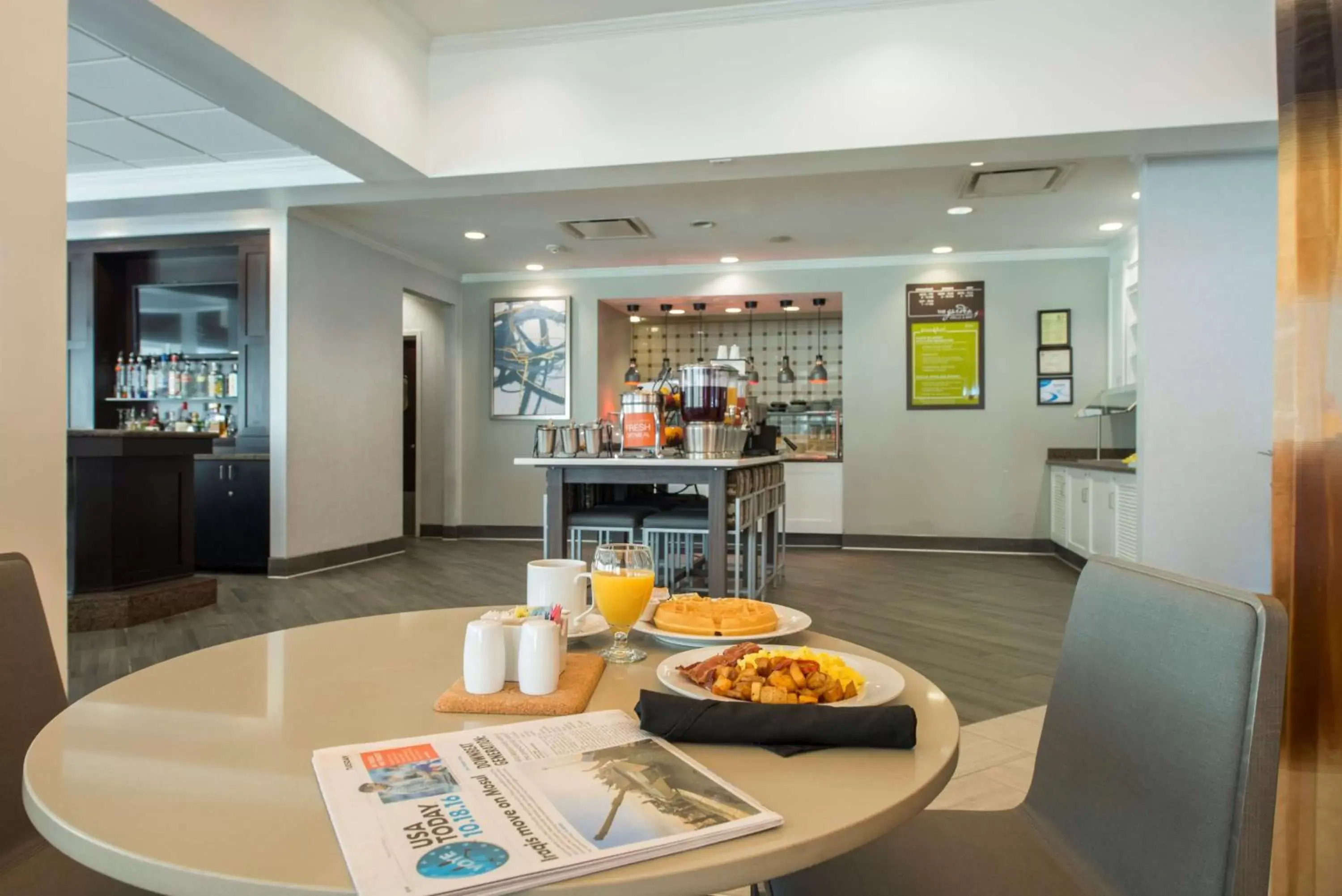 Dining area in Hilton Garden Inn Atlanta Airport North