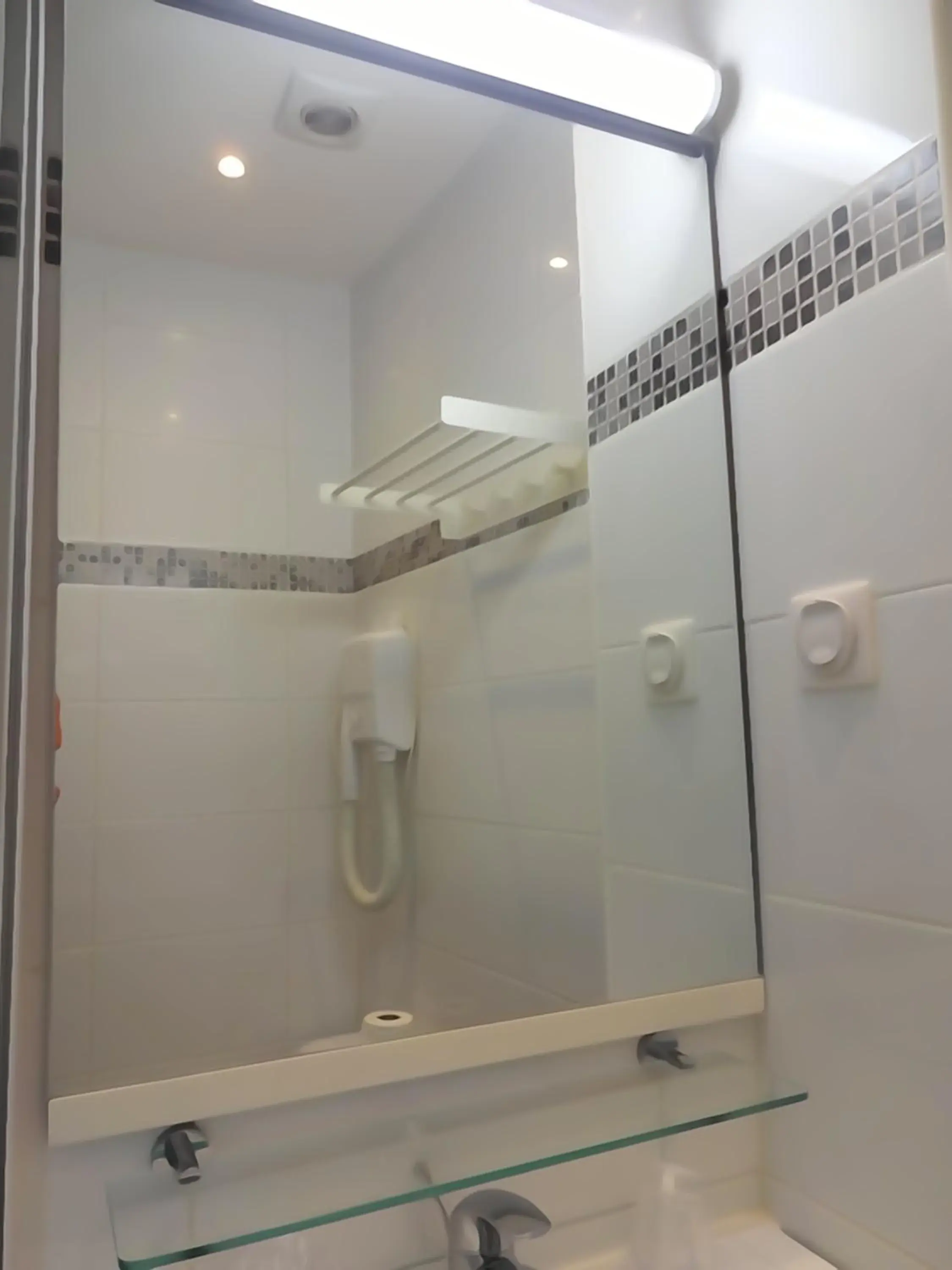 Shower, Bathroom in Hotel la Perle Montparnasse