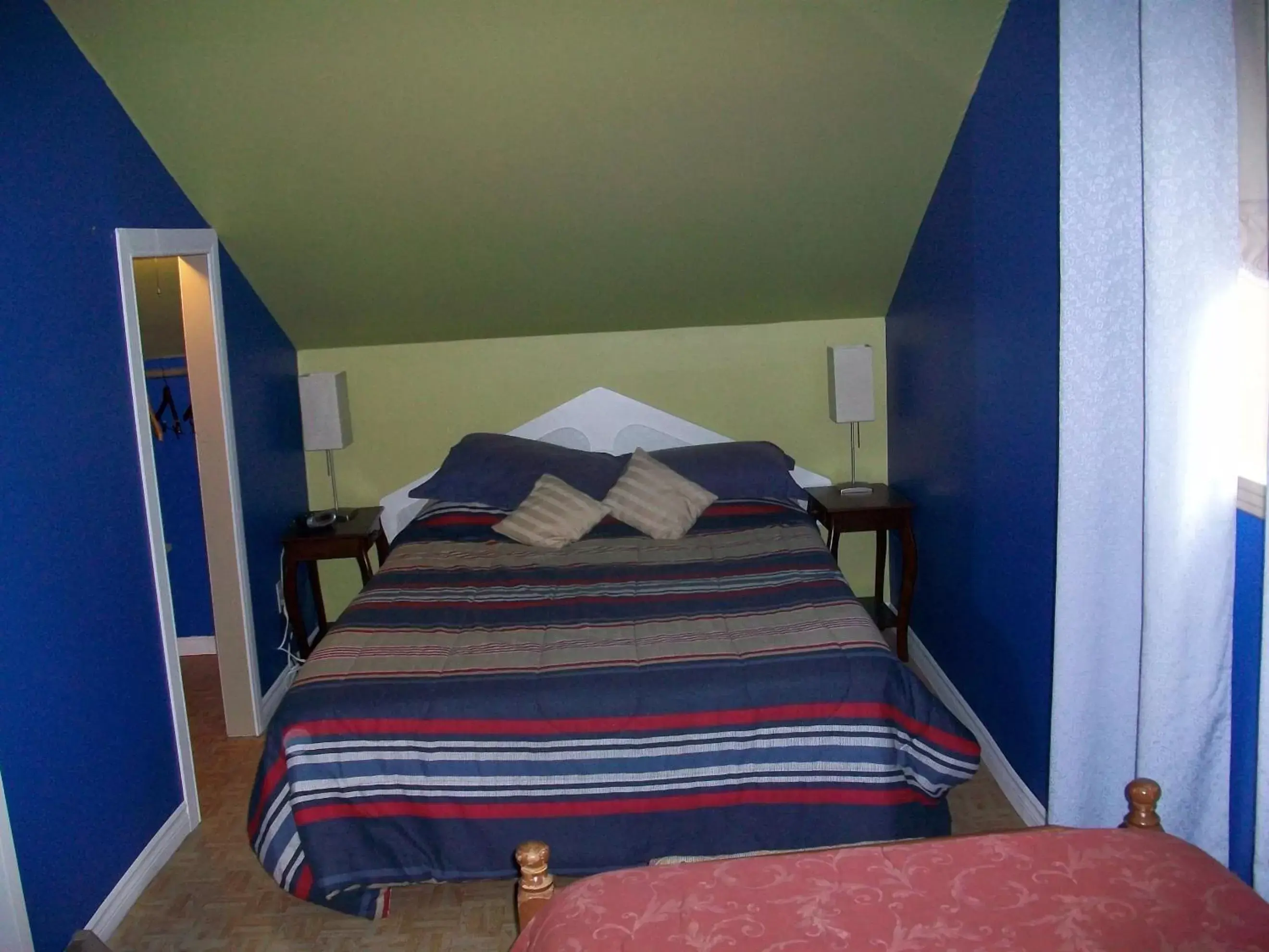 Photo of the whole room, Bed in Gîte de la Pisciculture