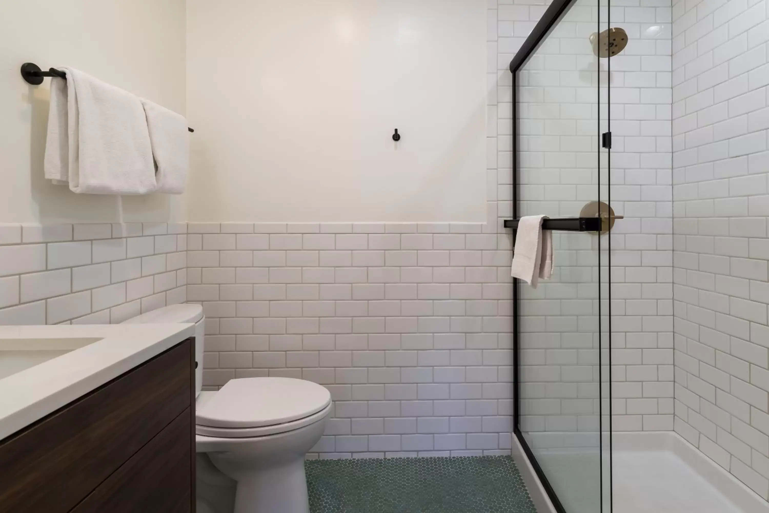 Shower, Bathroom in Signature Inn Oakland