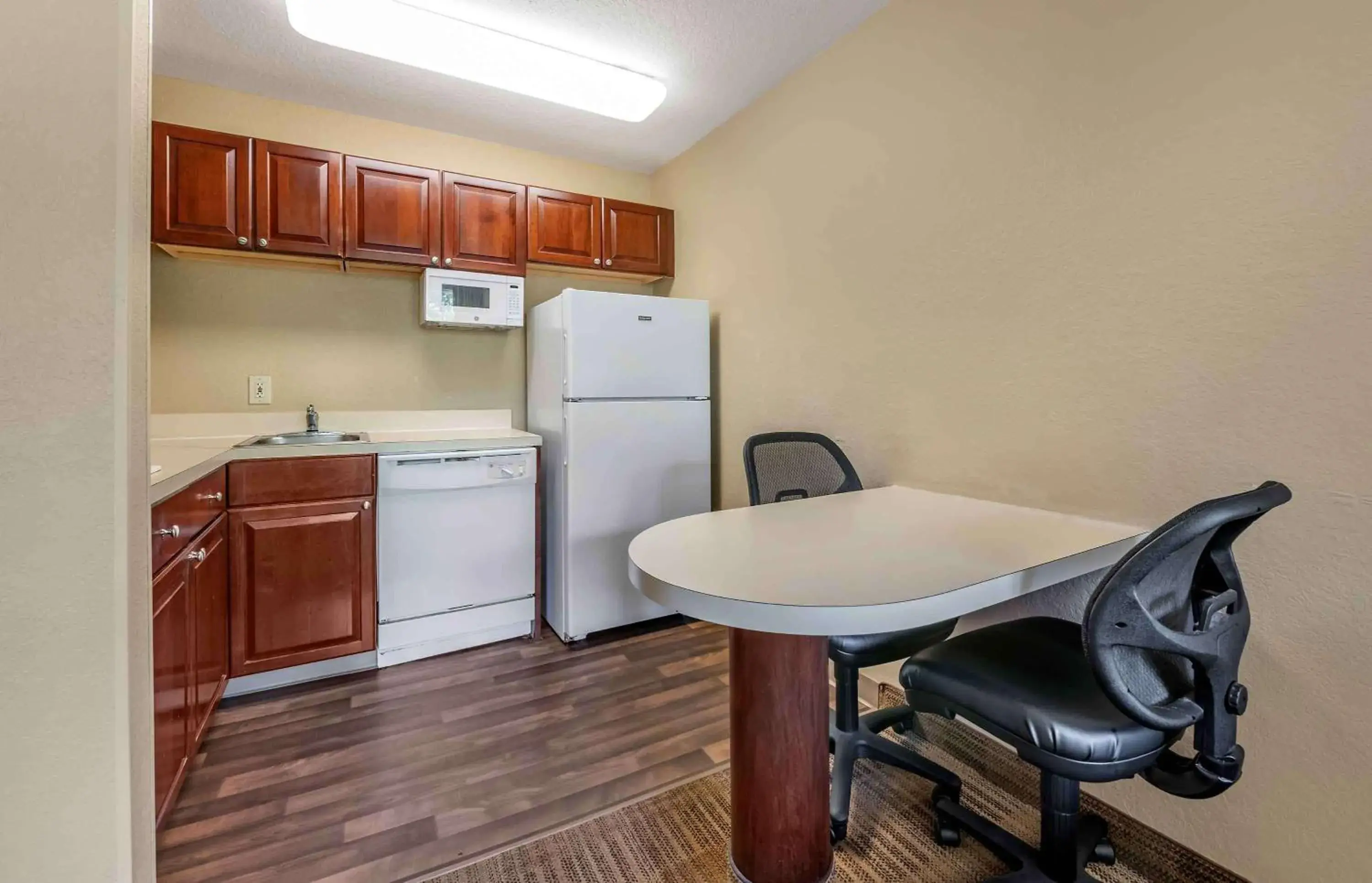 Bedroom, Kitchen/Kitchenette in Extended Stay America Suites - Raleigh - RTP - 4919 Miami Blvd