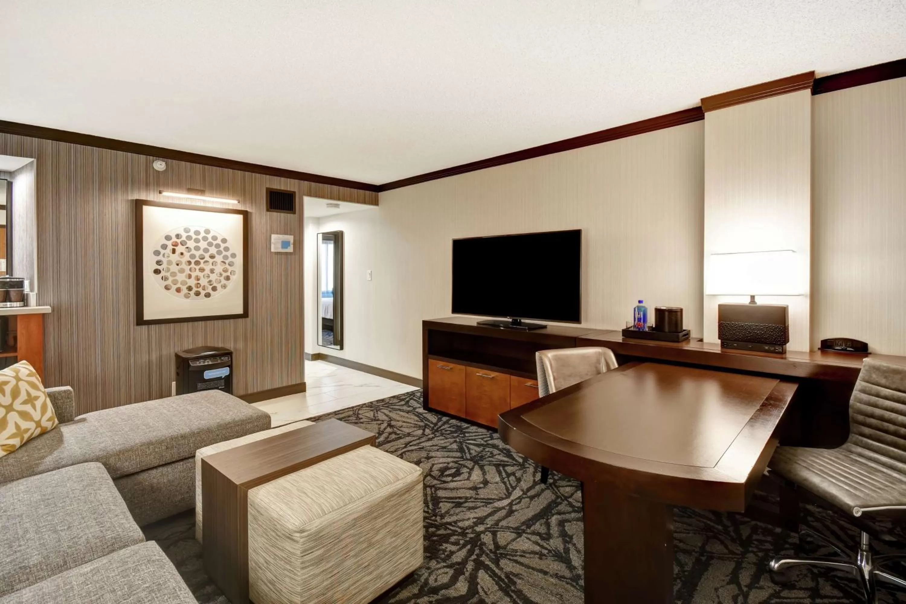 Communal lounge/ TV room in Embassy Suites by Hilton Santa Clara Silicon Valley
