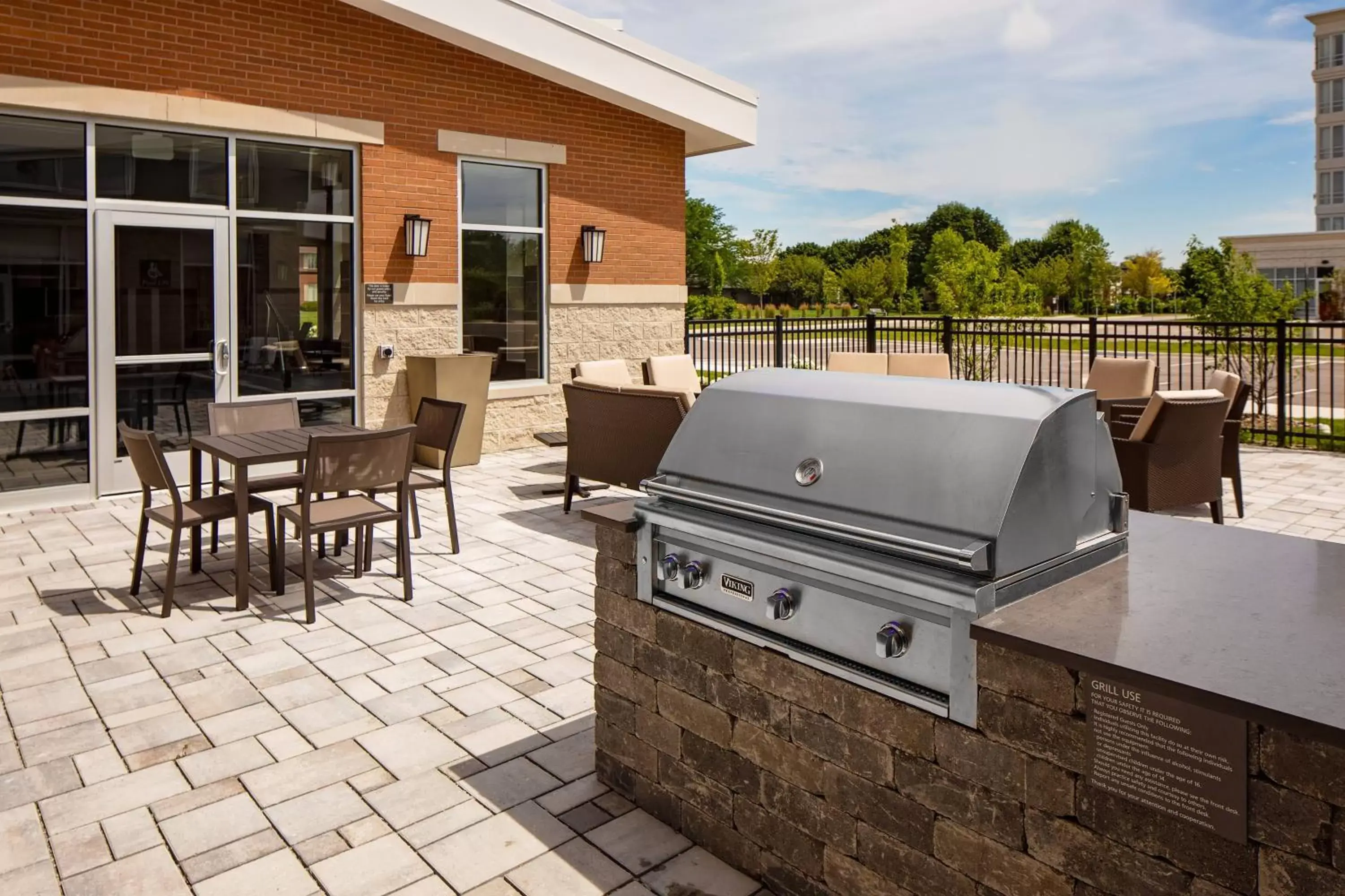 Restaurant/places to eat, BBQ Facilities in Residence Inn Detroit Farmington Hills