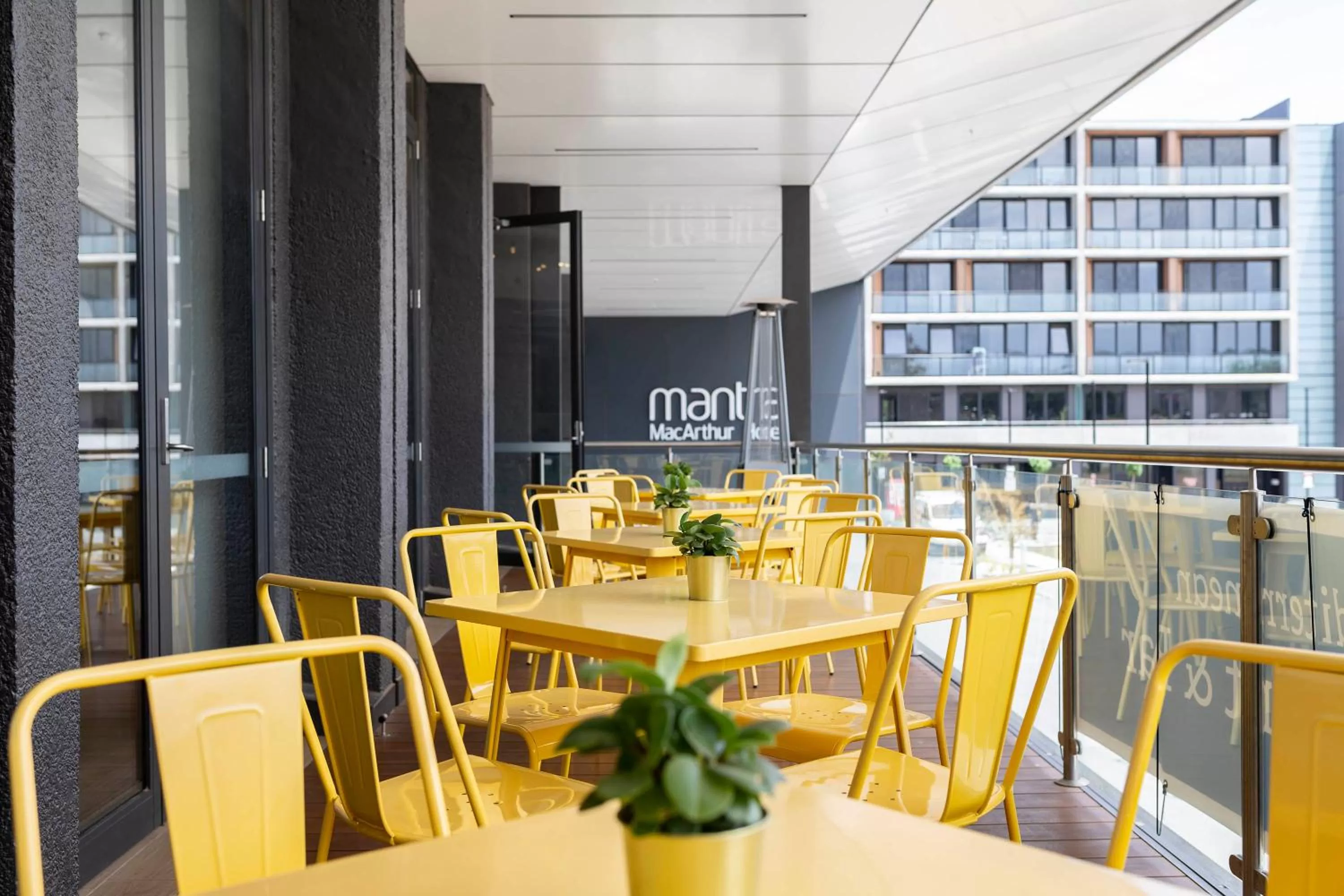 Restaurant/places to eat in Mantra MacArthur Hotel