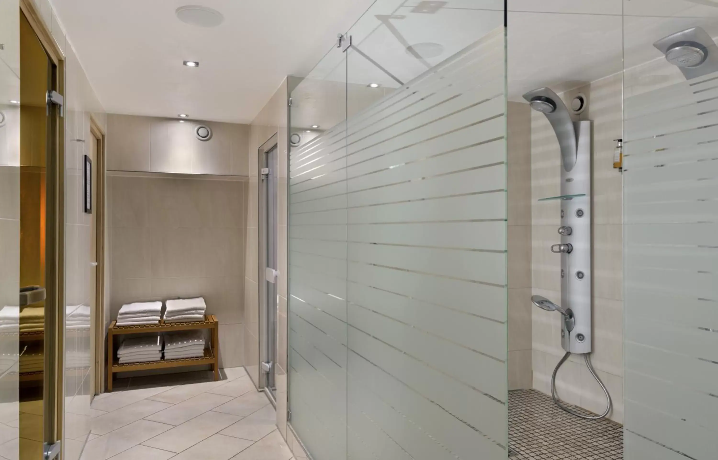 Spa and wellness centre/facilities, Bathroom in Flemings Hotel München-City