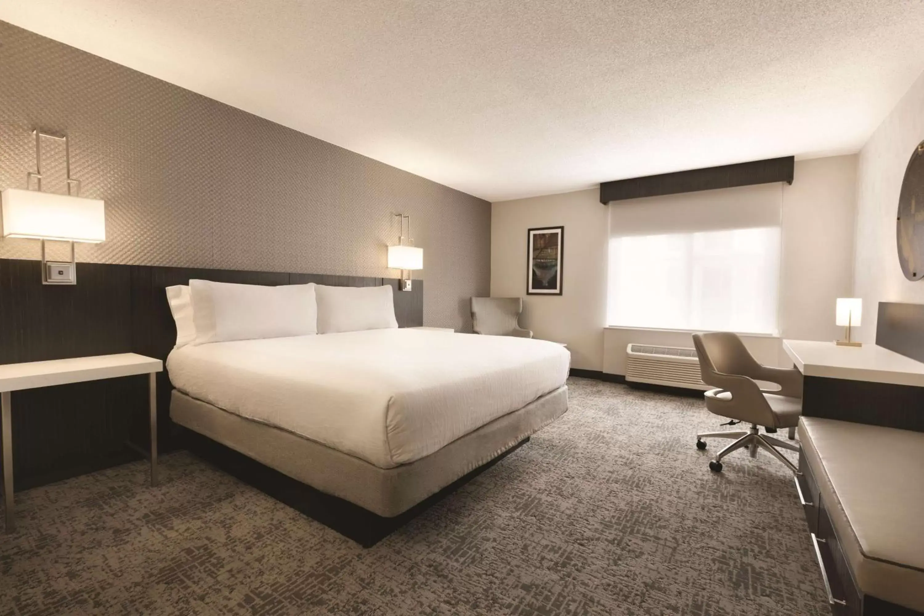 Bedroom, Bed in Hilton Garden Inn Washington DC Downtown