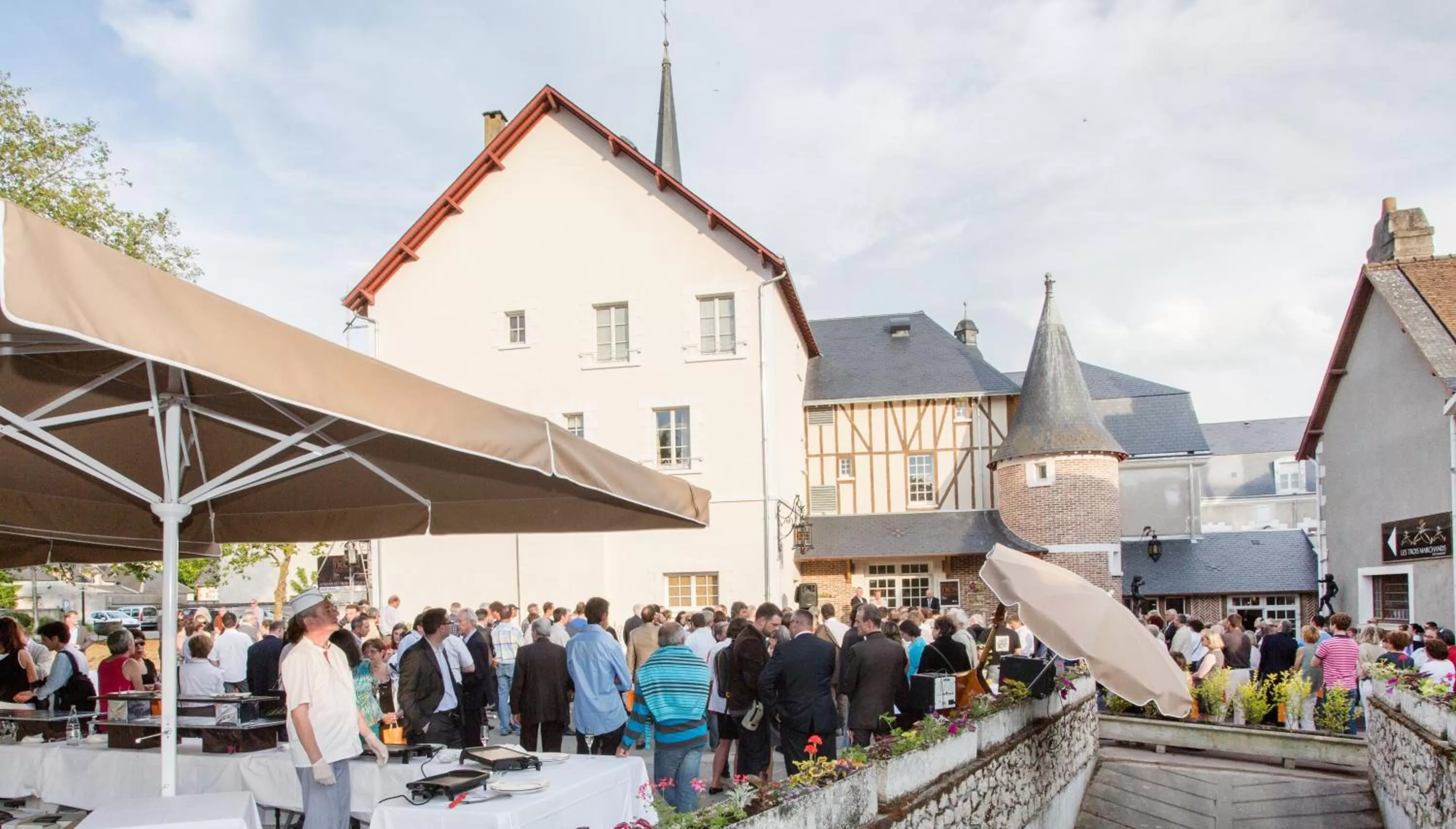 People in Relais des Trois Châteaux Hôtel-Restaurant - Teritoria