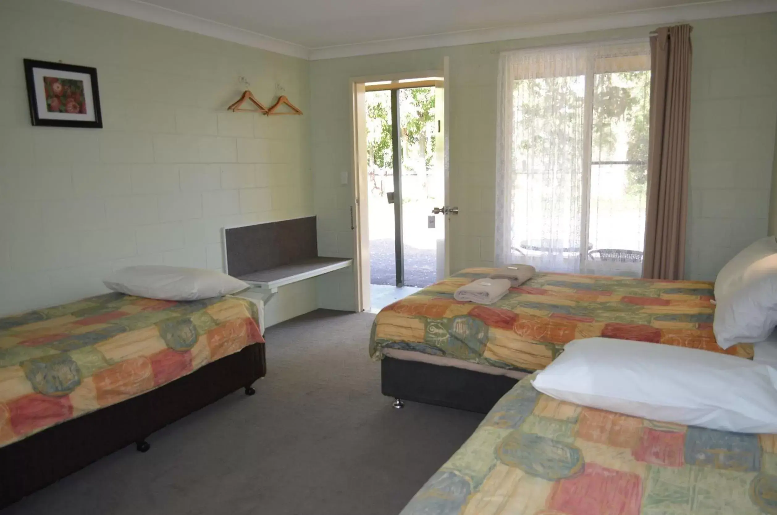 Bedroom, Bed in Bungalow Motel